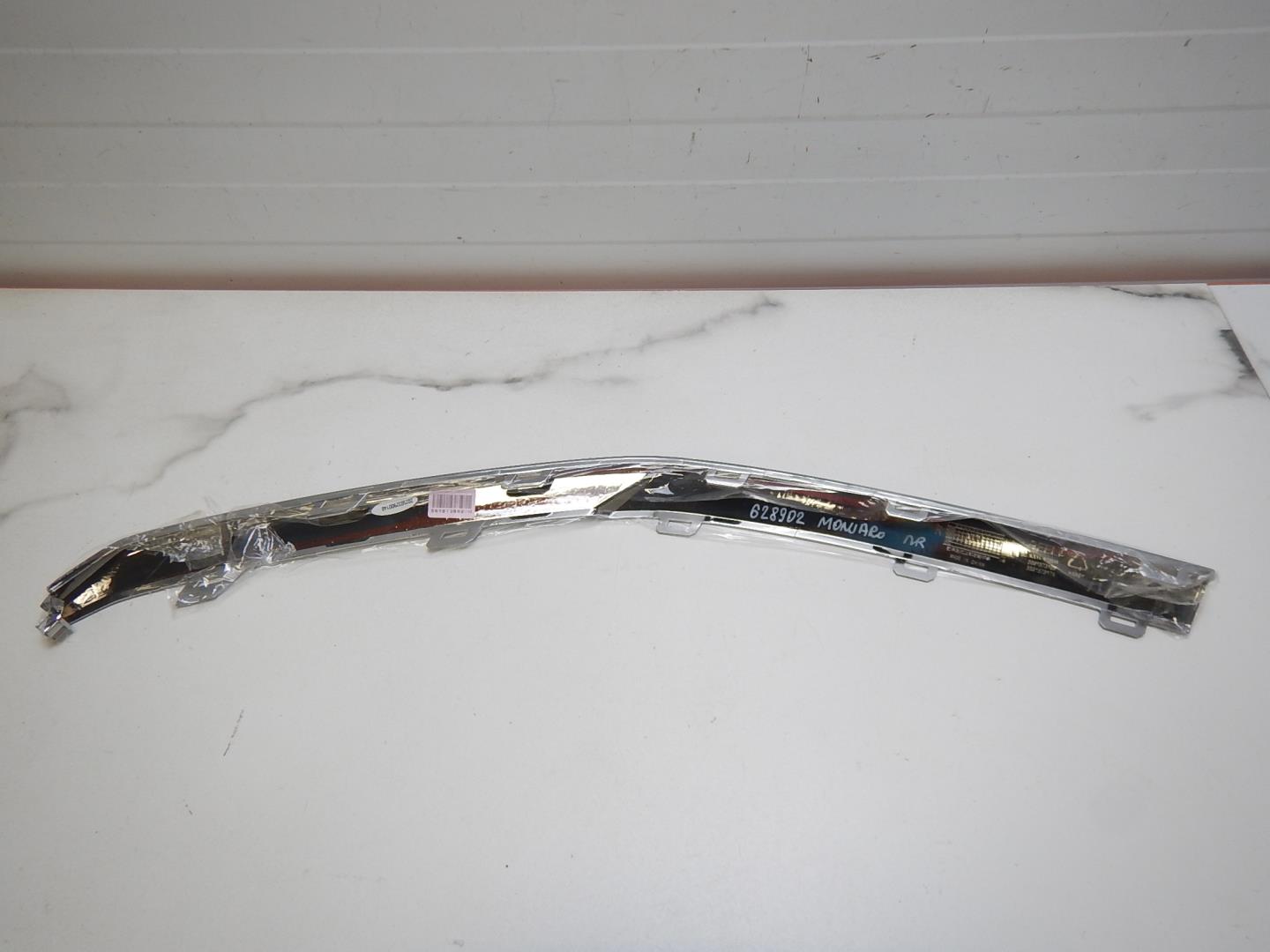 Молдинг переднего бампера правый