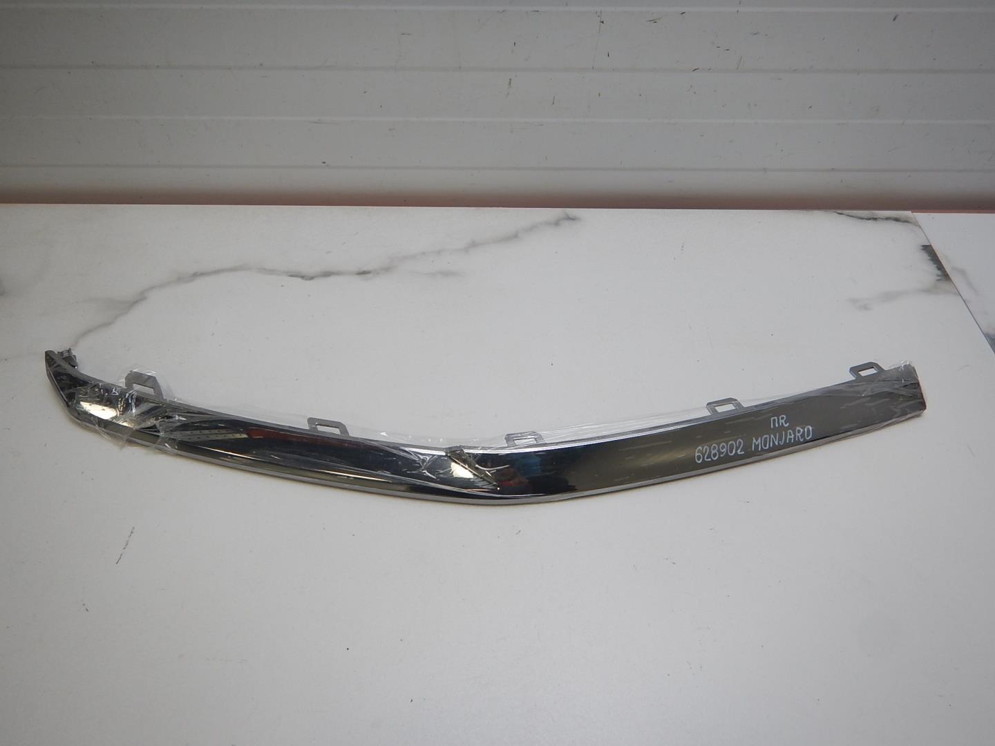 Молдинг переднего бампера правый