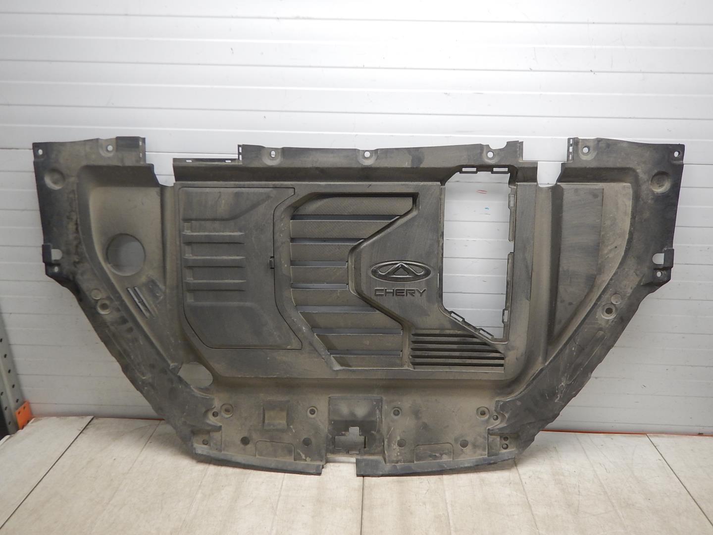 Кожух замка капота