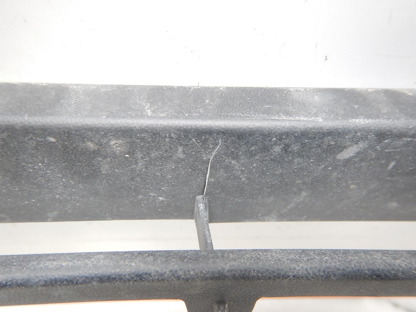 Решетка в бампер центральная