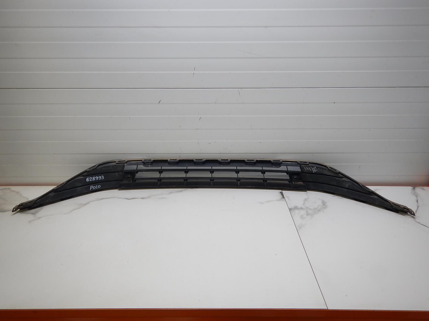 Решетка в бампер центральная