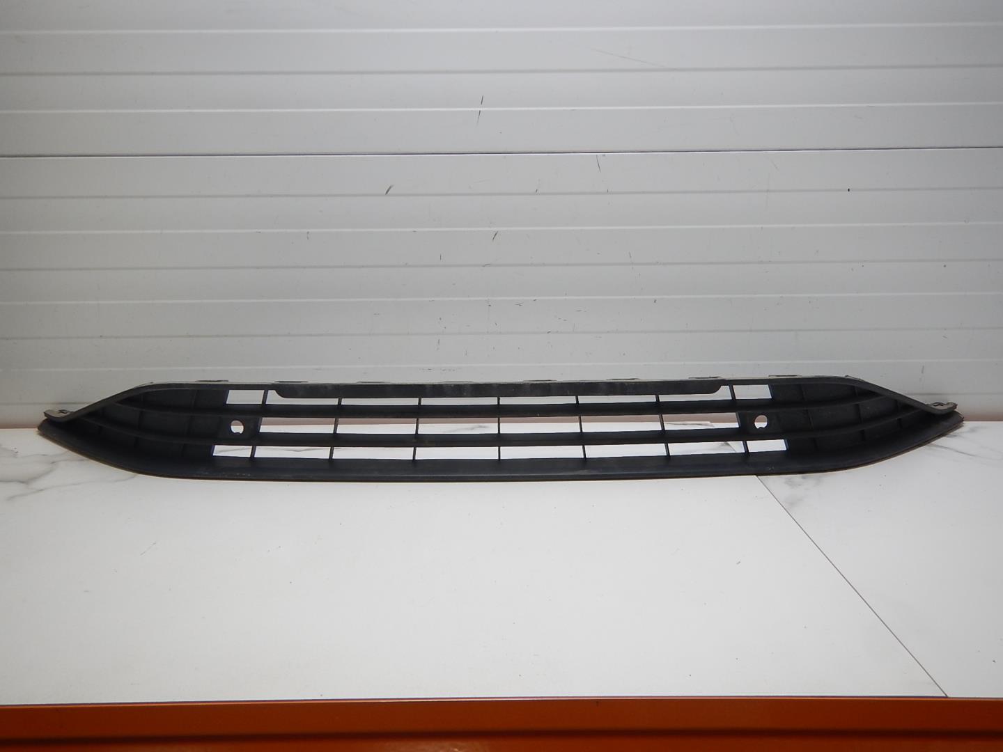 Решетка в бампер центральная