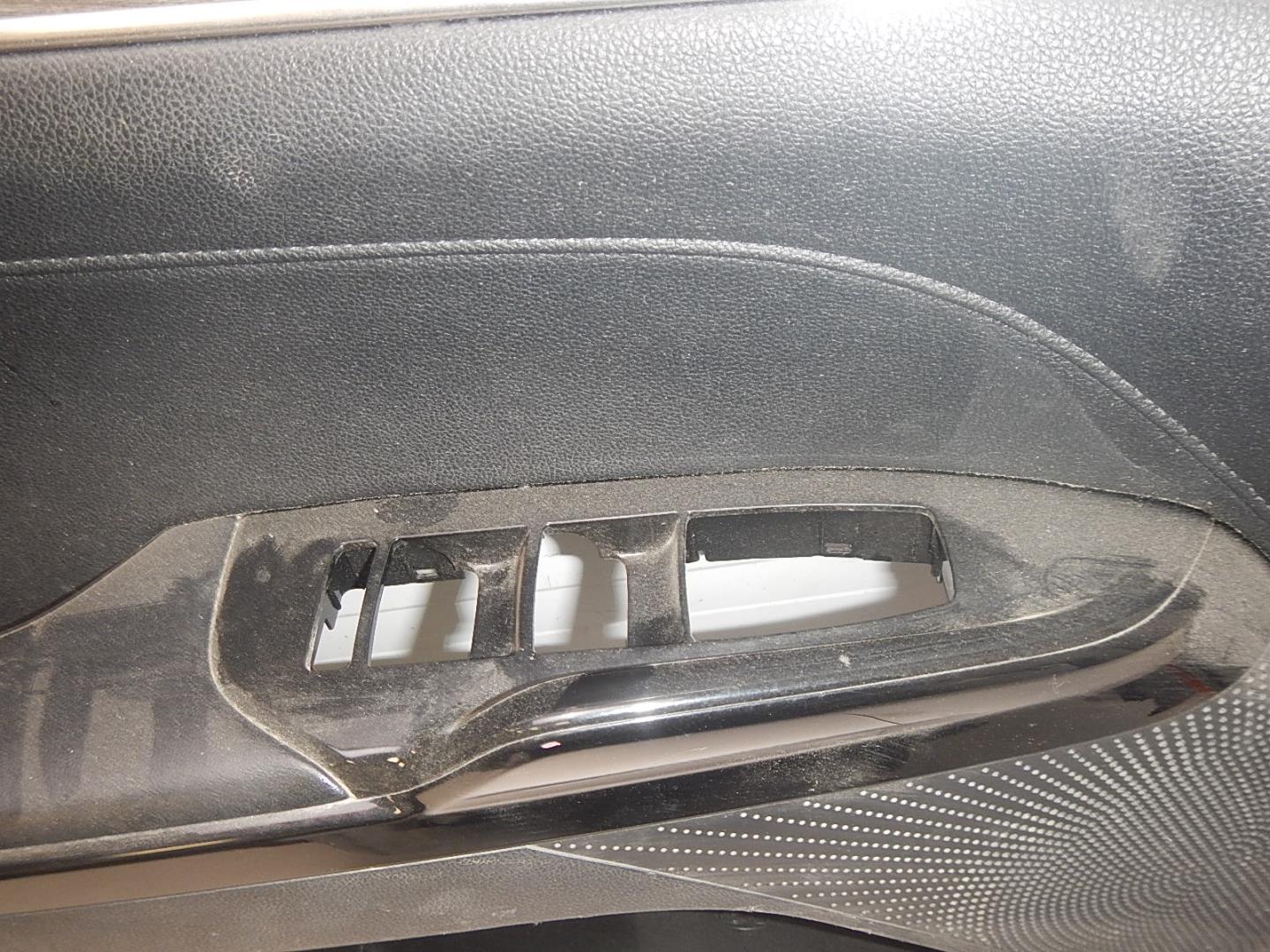 Обшивка двери передней левой