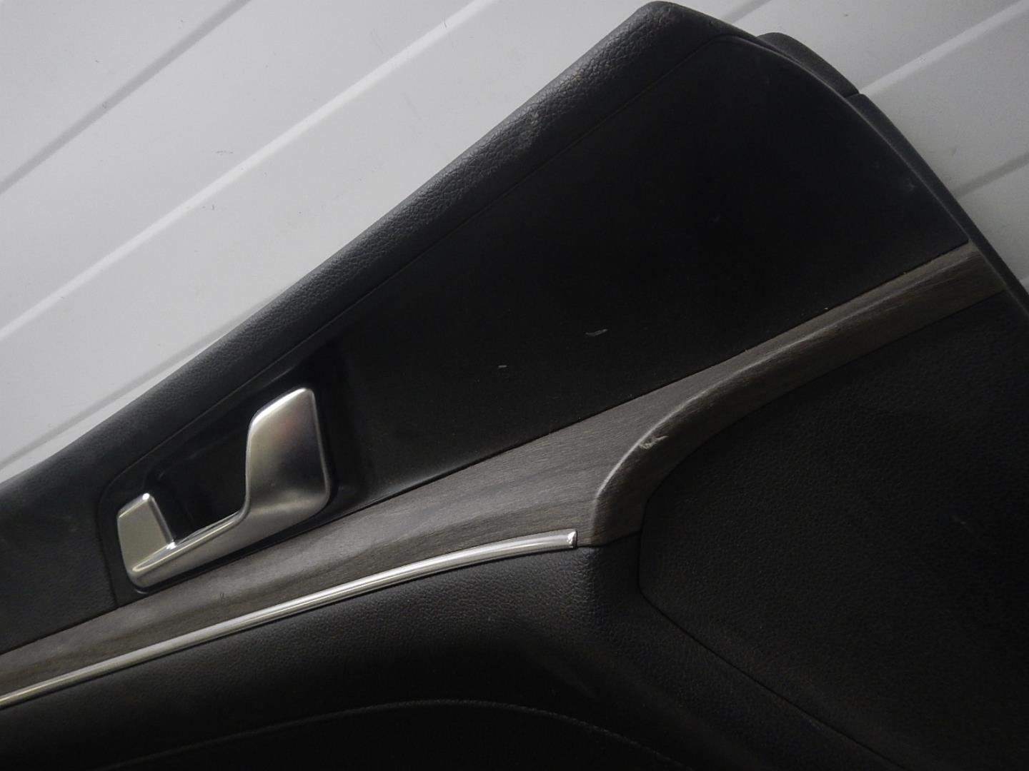 Обшивка двери передней левой