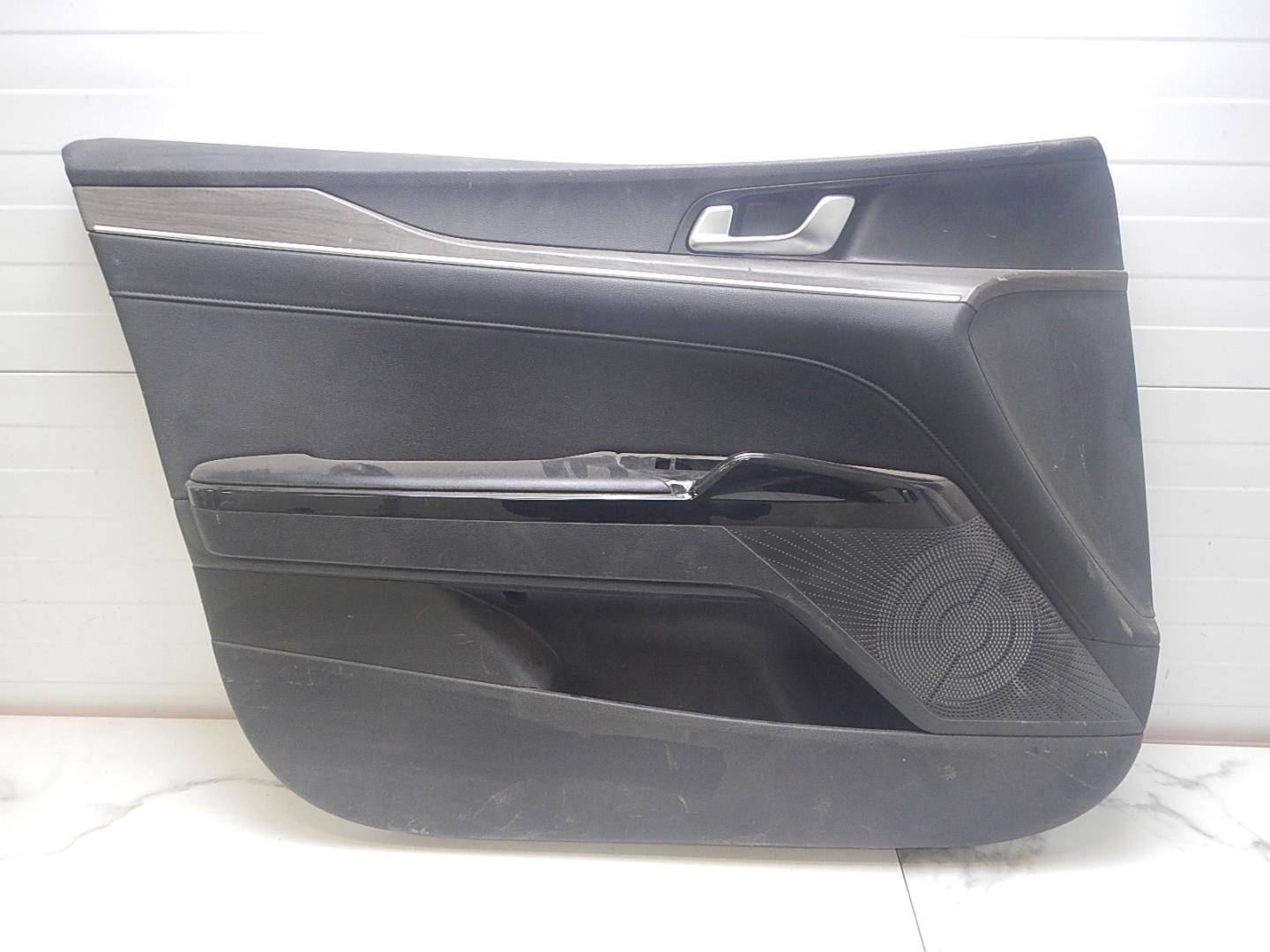 Обшивка двери передней левой
