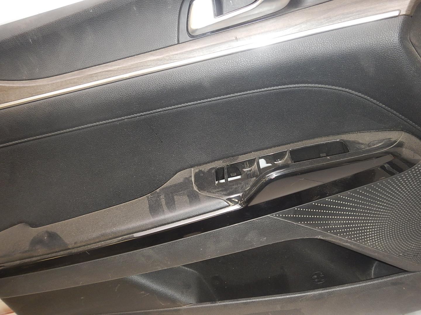 Обшивка двери передней левой