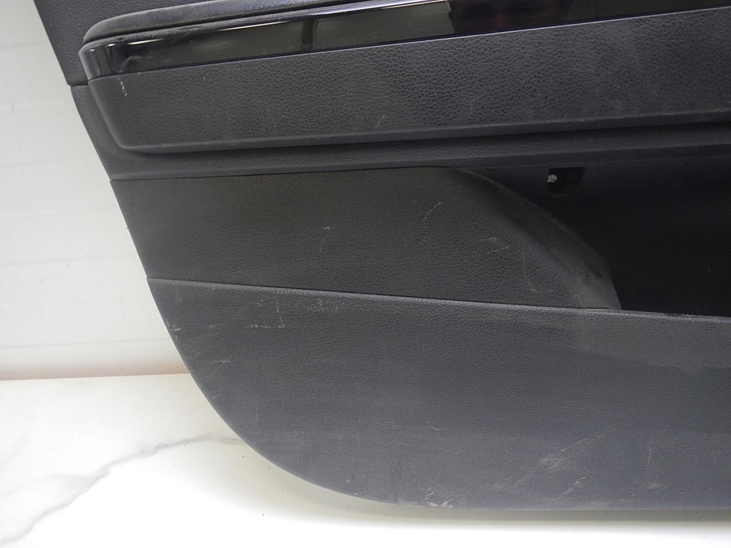 Обшивка двери передней левой