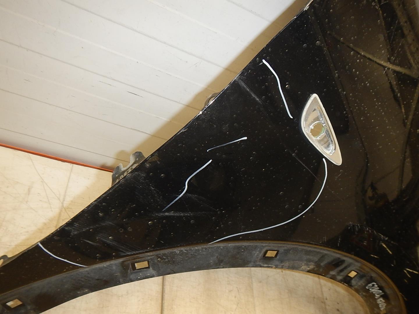 Крыло переднее правое