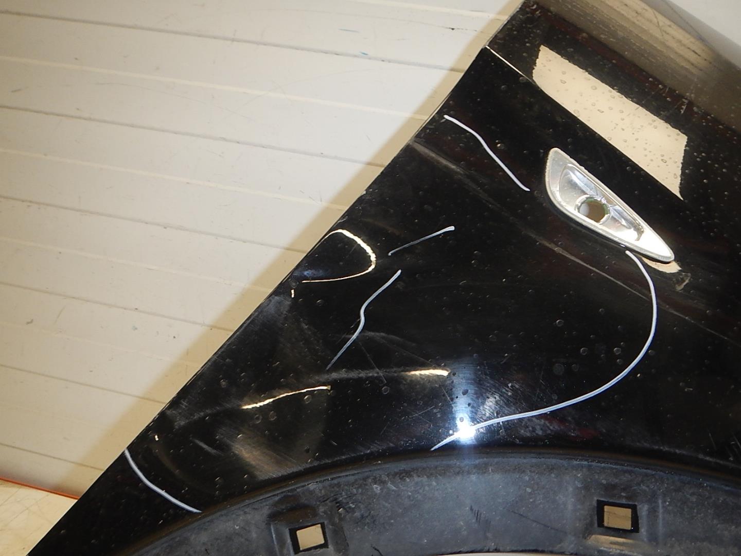 Крыло переднее правое