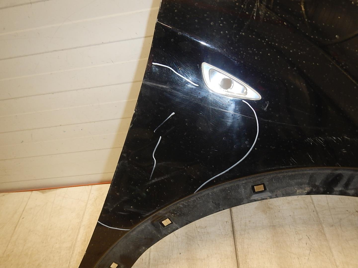 Крыло переднее правое