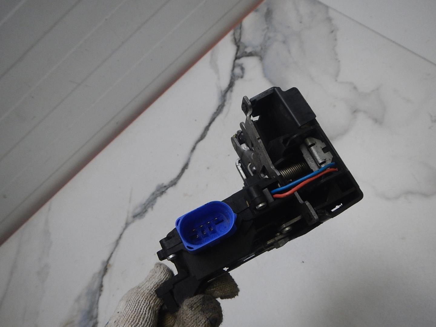 Замок двери задней левой