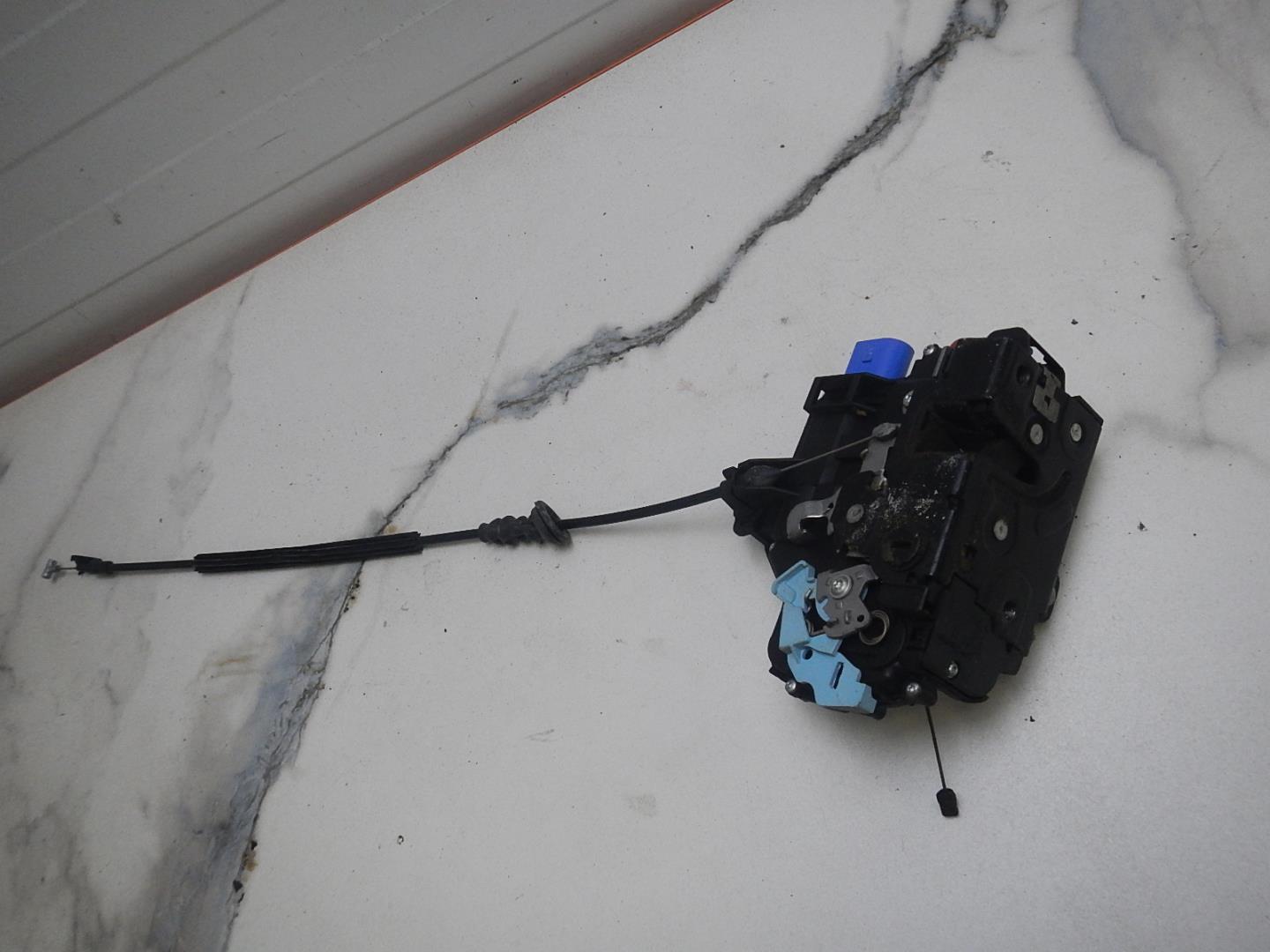 Замок двери задней левой