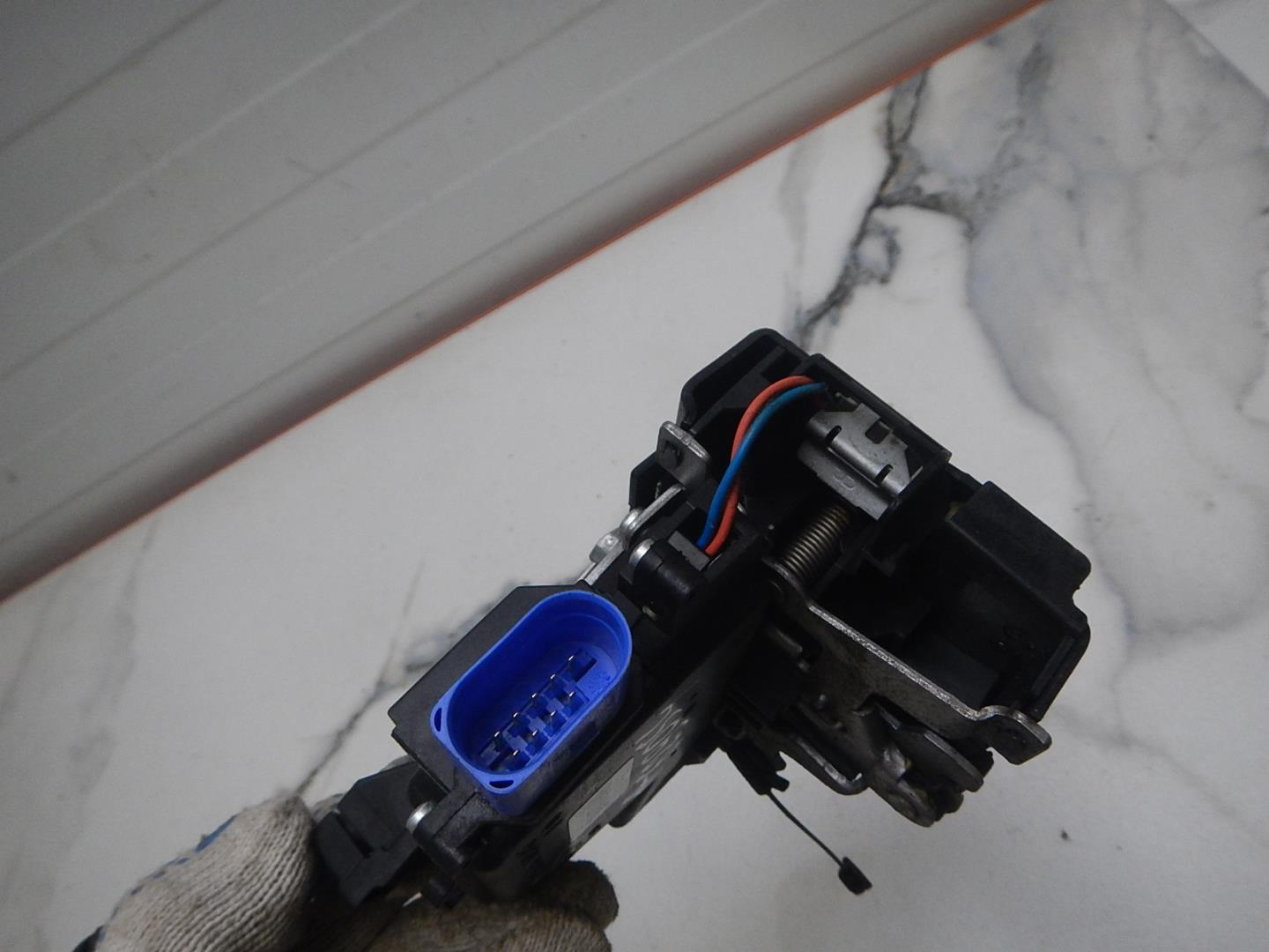 Замок двери передней правой