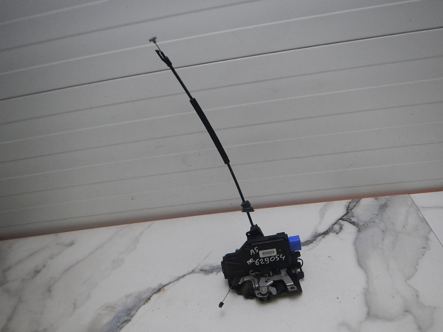 Замок двери передней правой