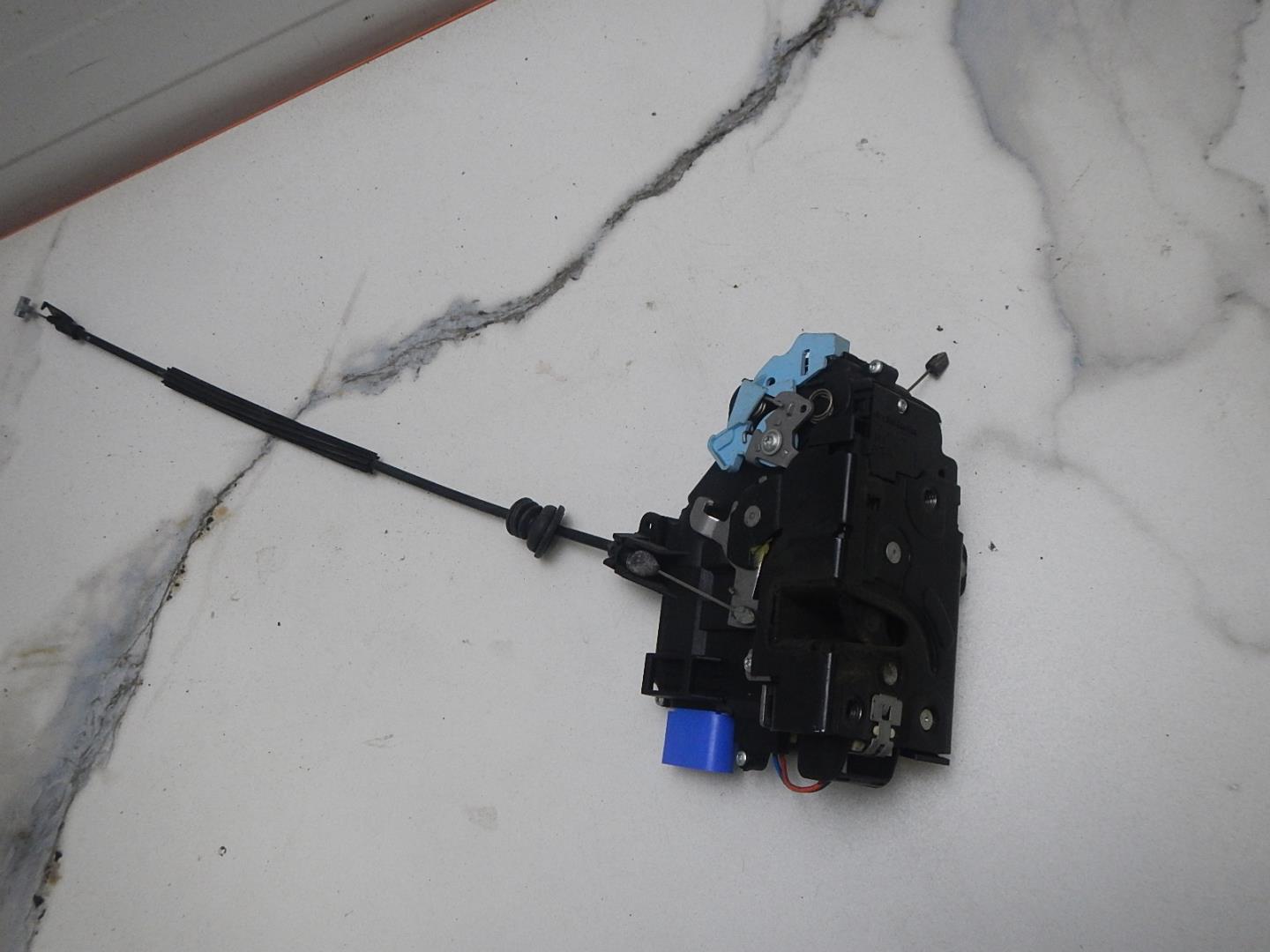 Замок двери передней правой