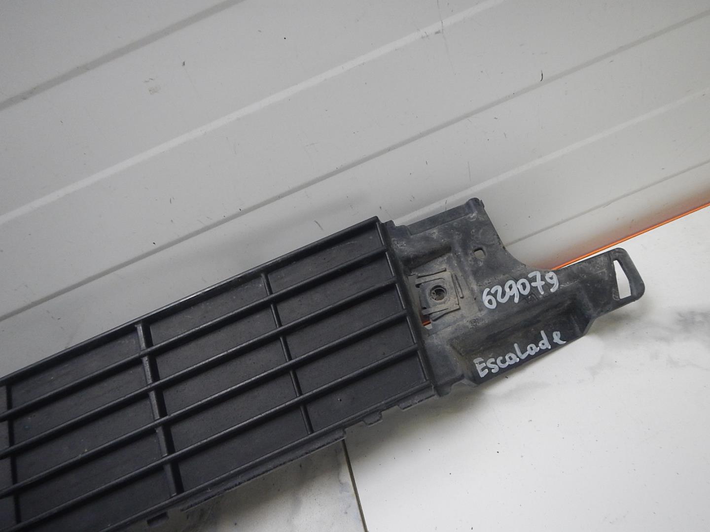 Решетка в бампер центральная