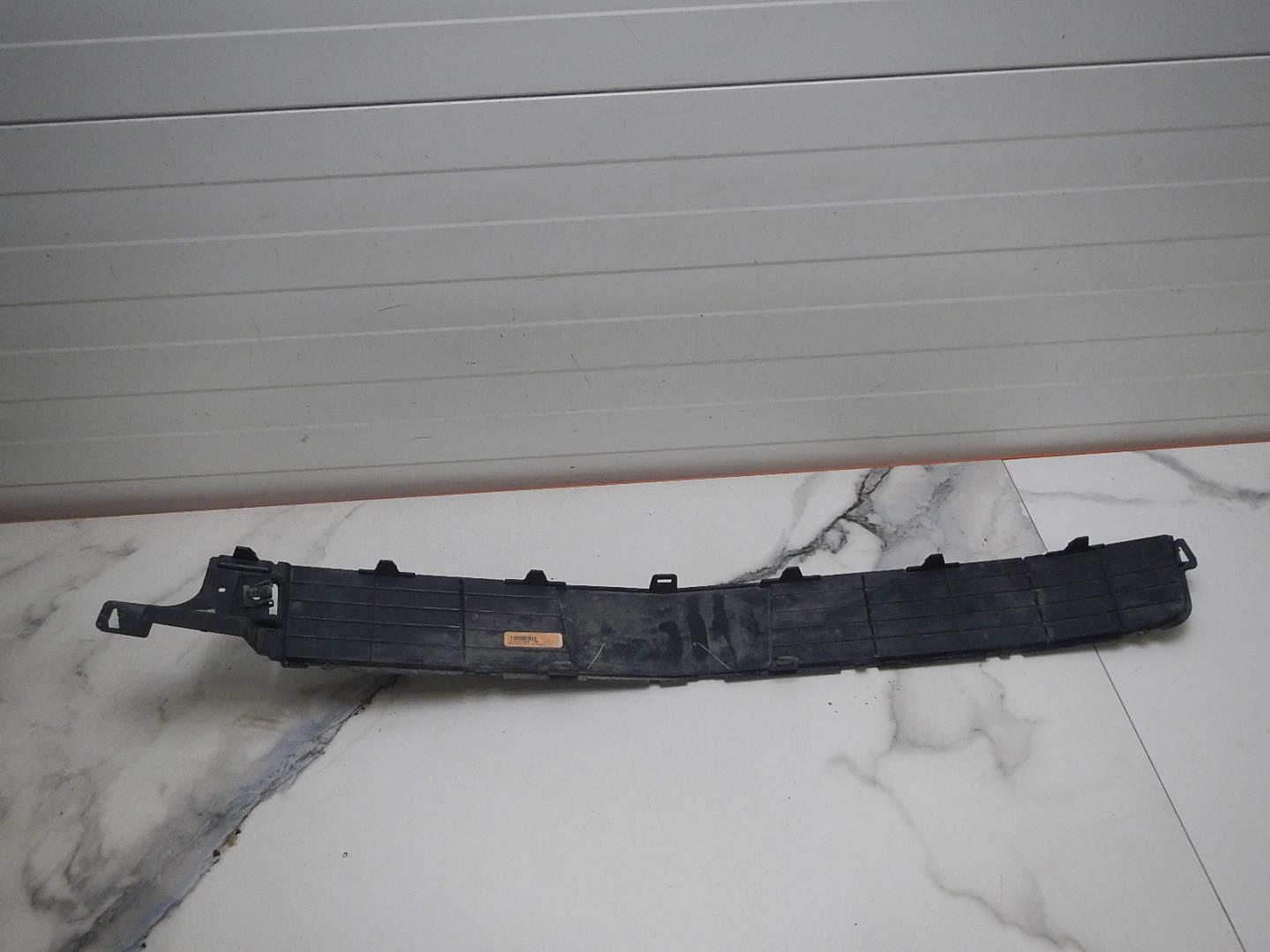 Решетка в бампер центральная