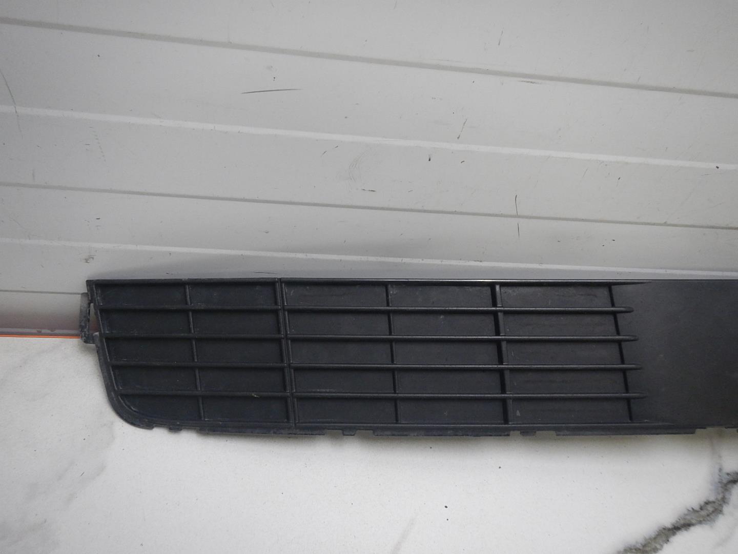 Решетка в бампер центральная