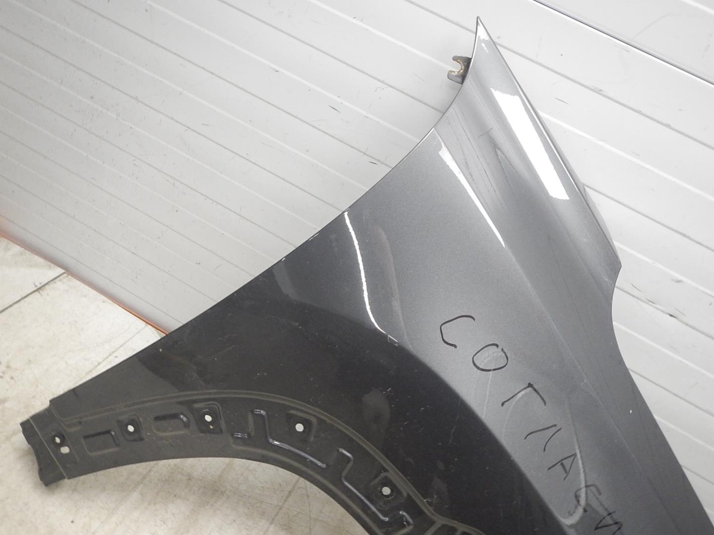 Крыло переднее правое