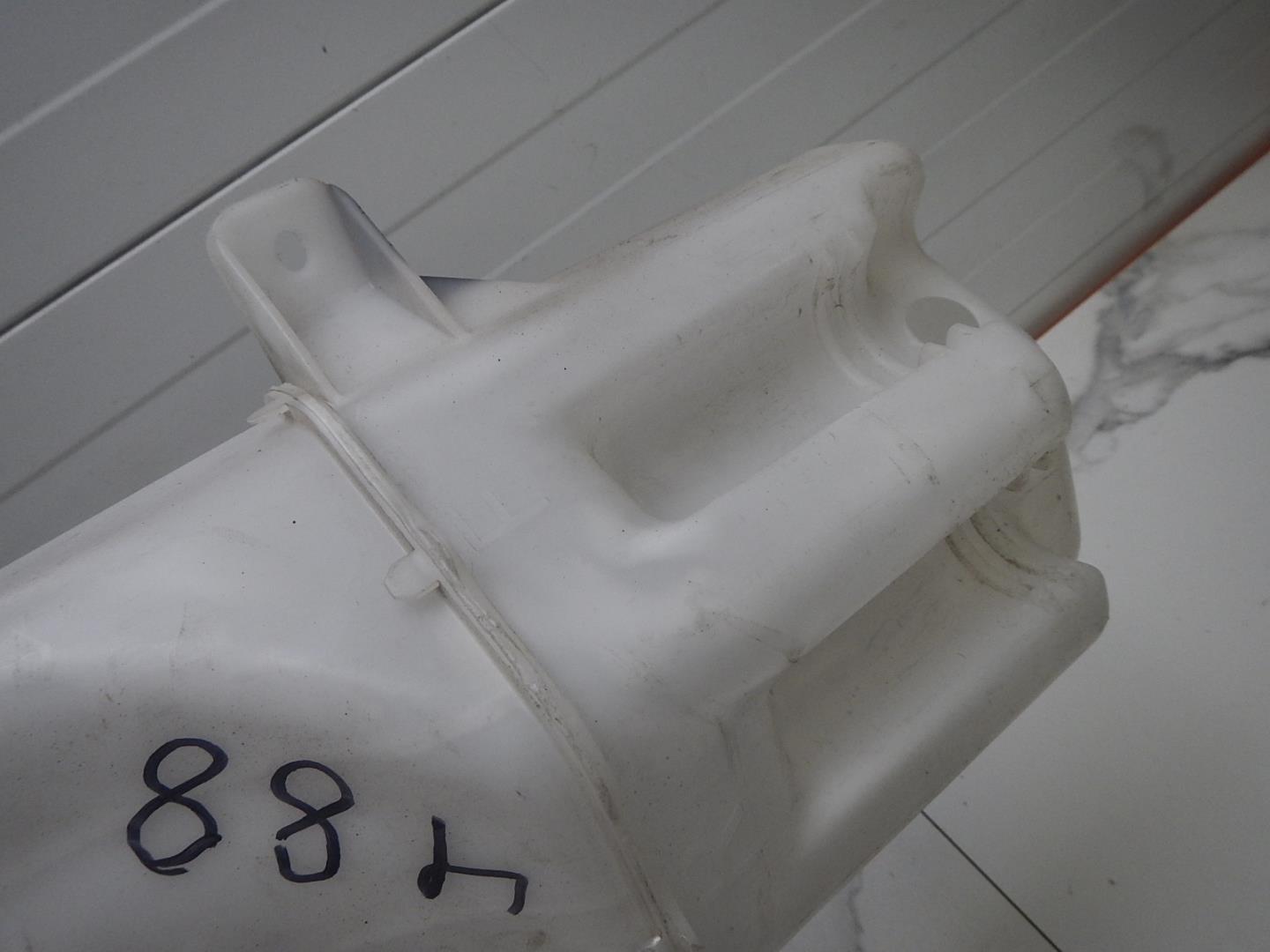 Бачок омывателя лобового стекла