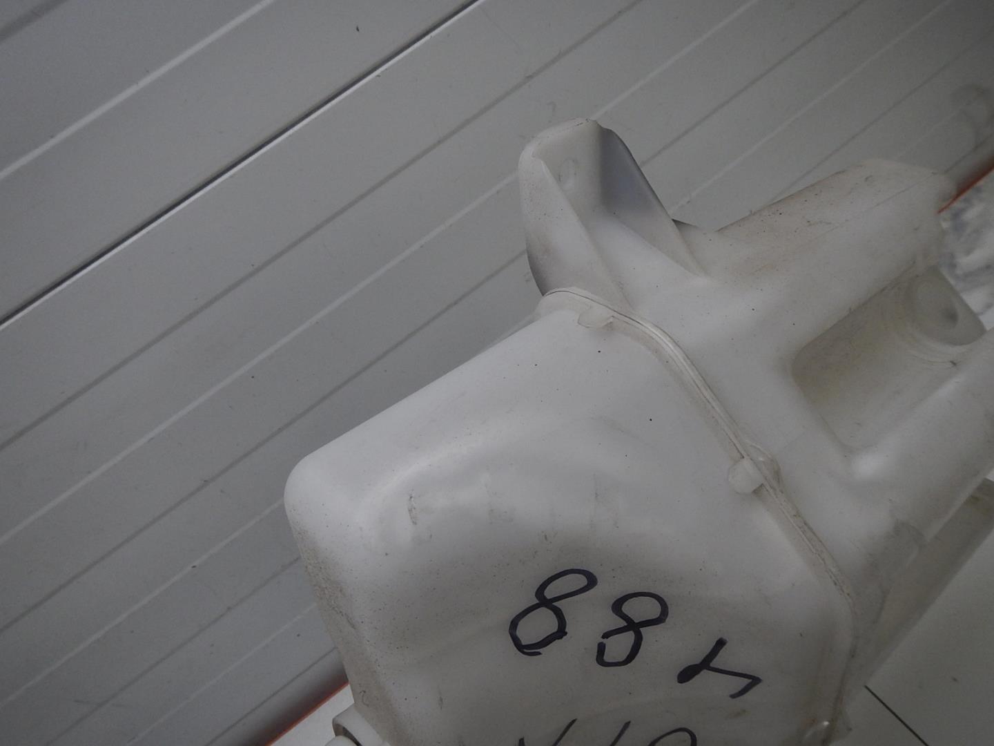 Бачок омывателя лобового стекла