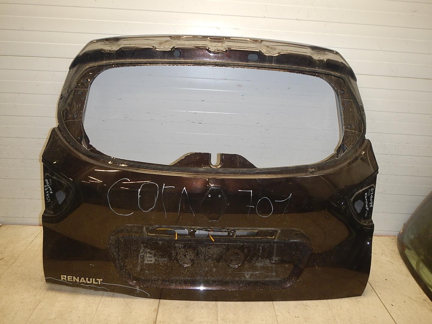 Дверь багажника