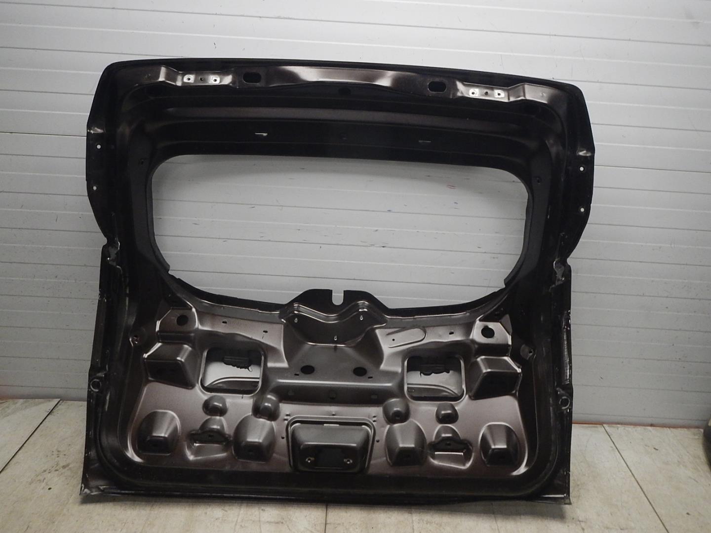 Дверь багажника