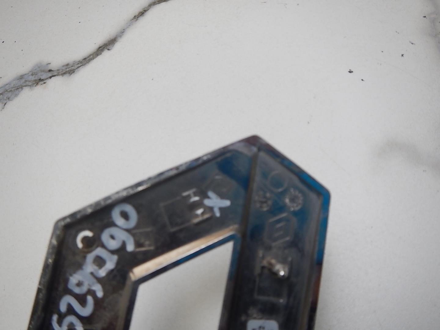 Эмблема на крышку багажника