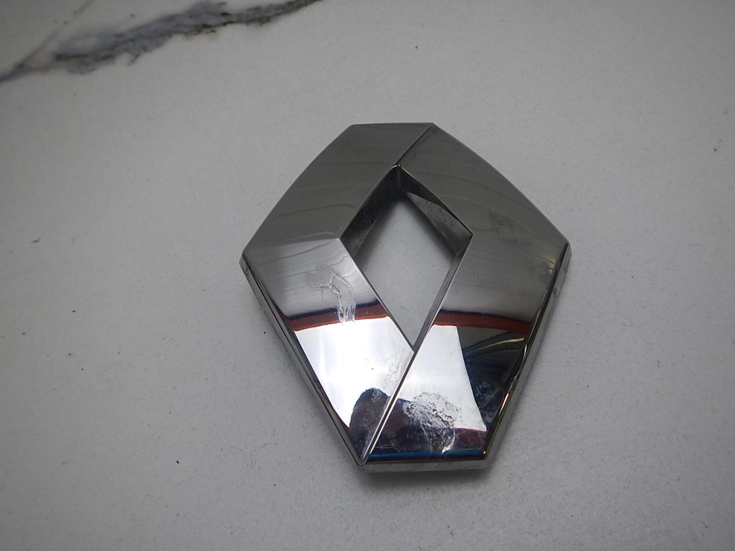 Эмблема на крышку багажника