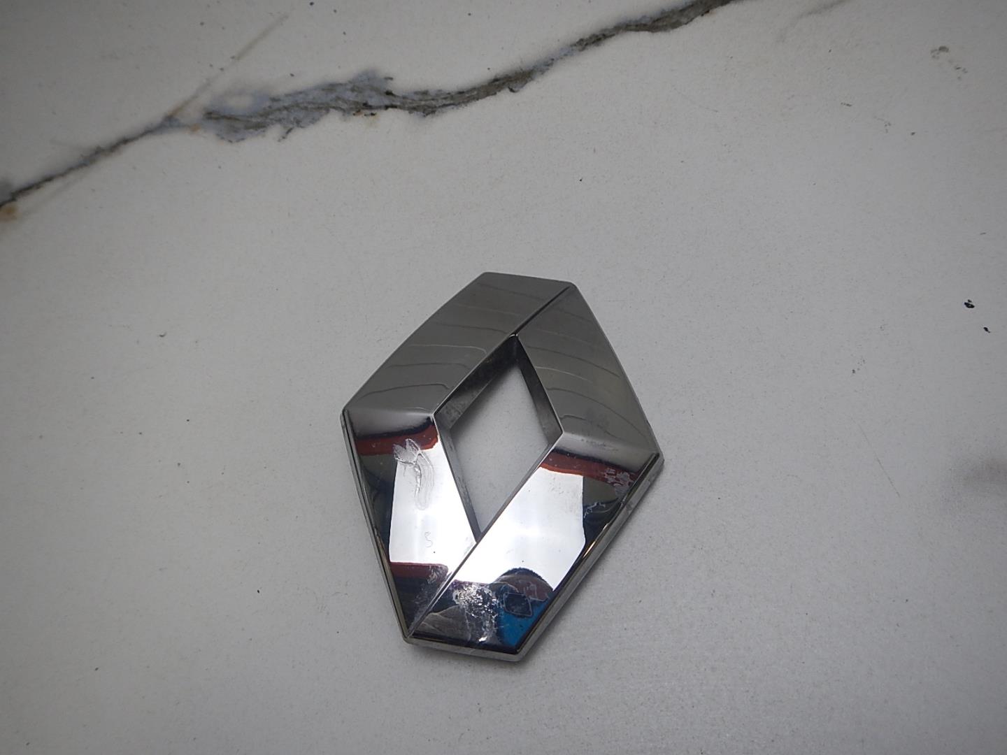 Эмблема на крышку багажника