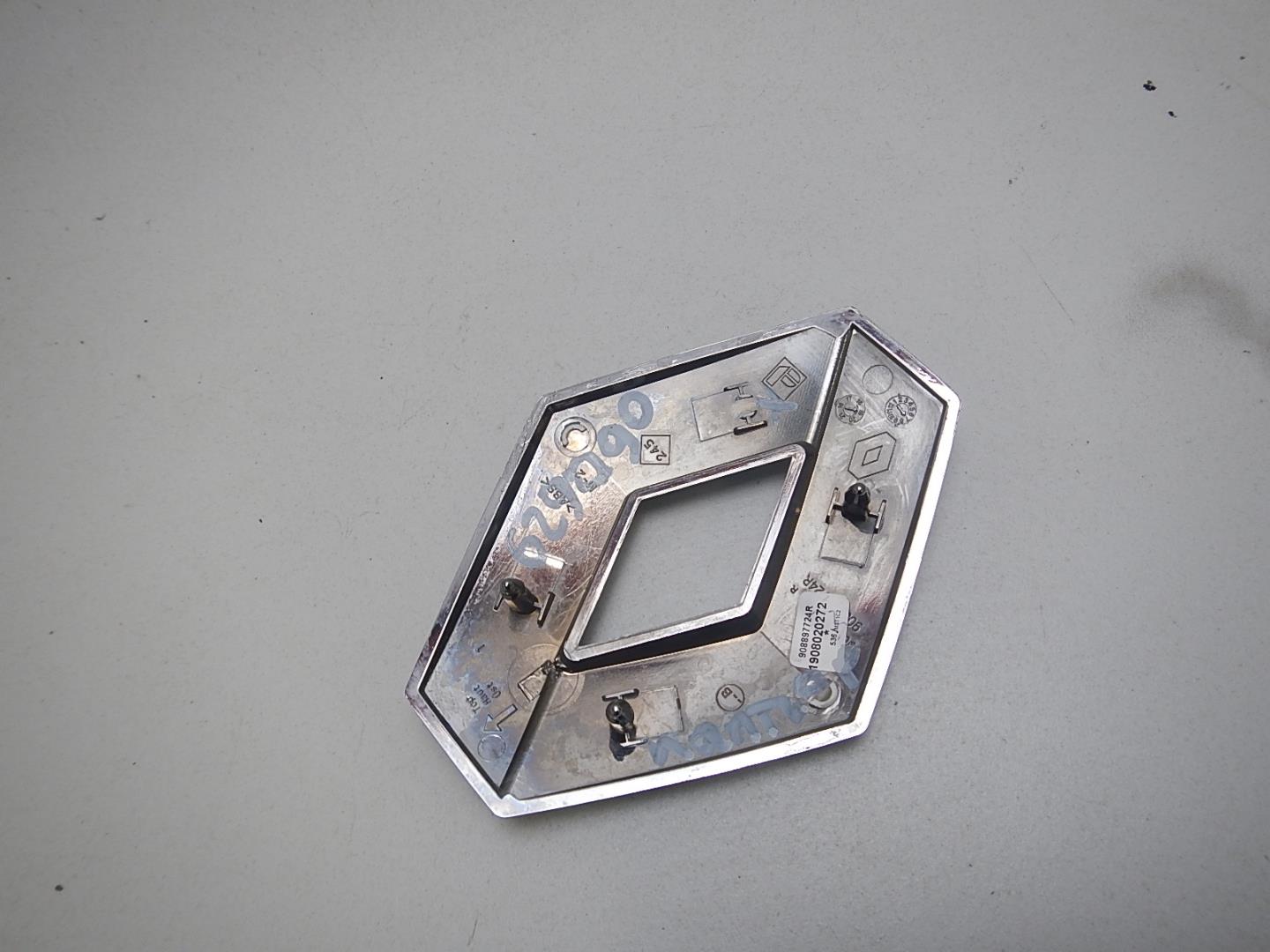 Эмблема на крышку багажника