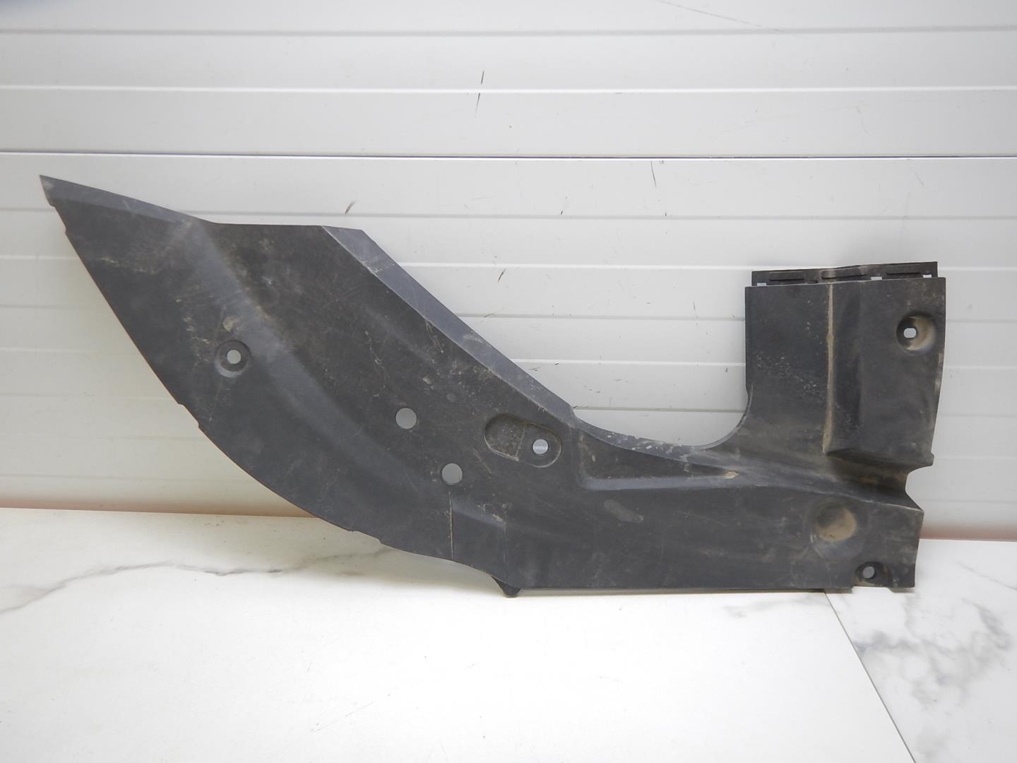 Кожух замка капота