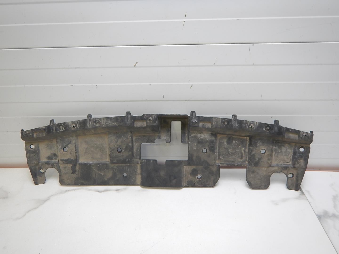 Кожух замка капота