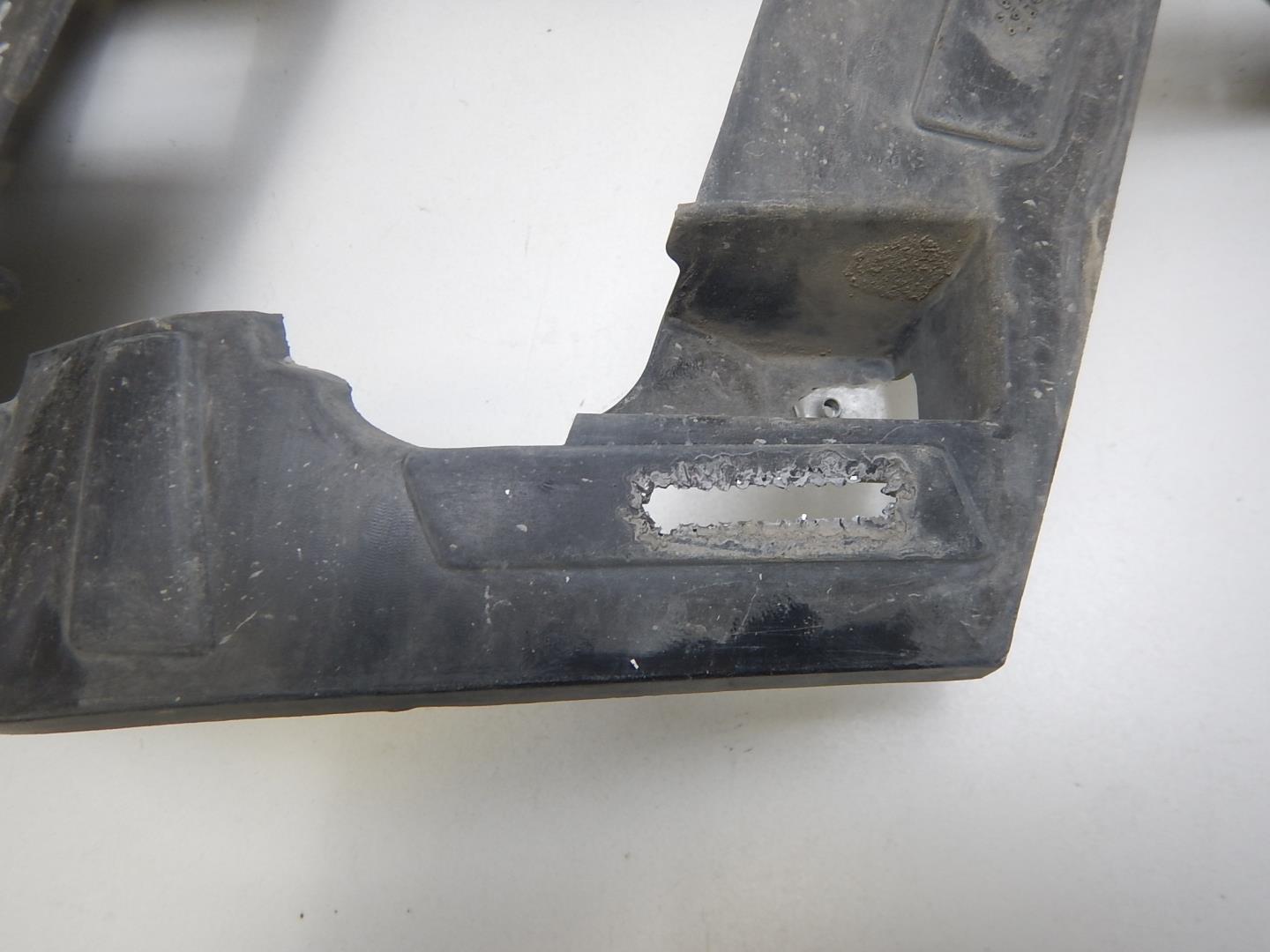 Кронштейн заднего бампера правый