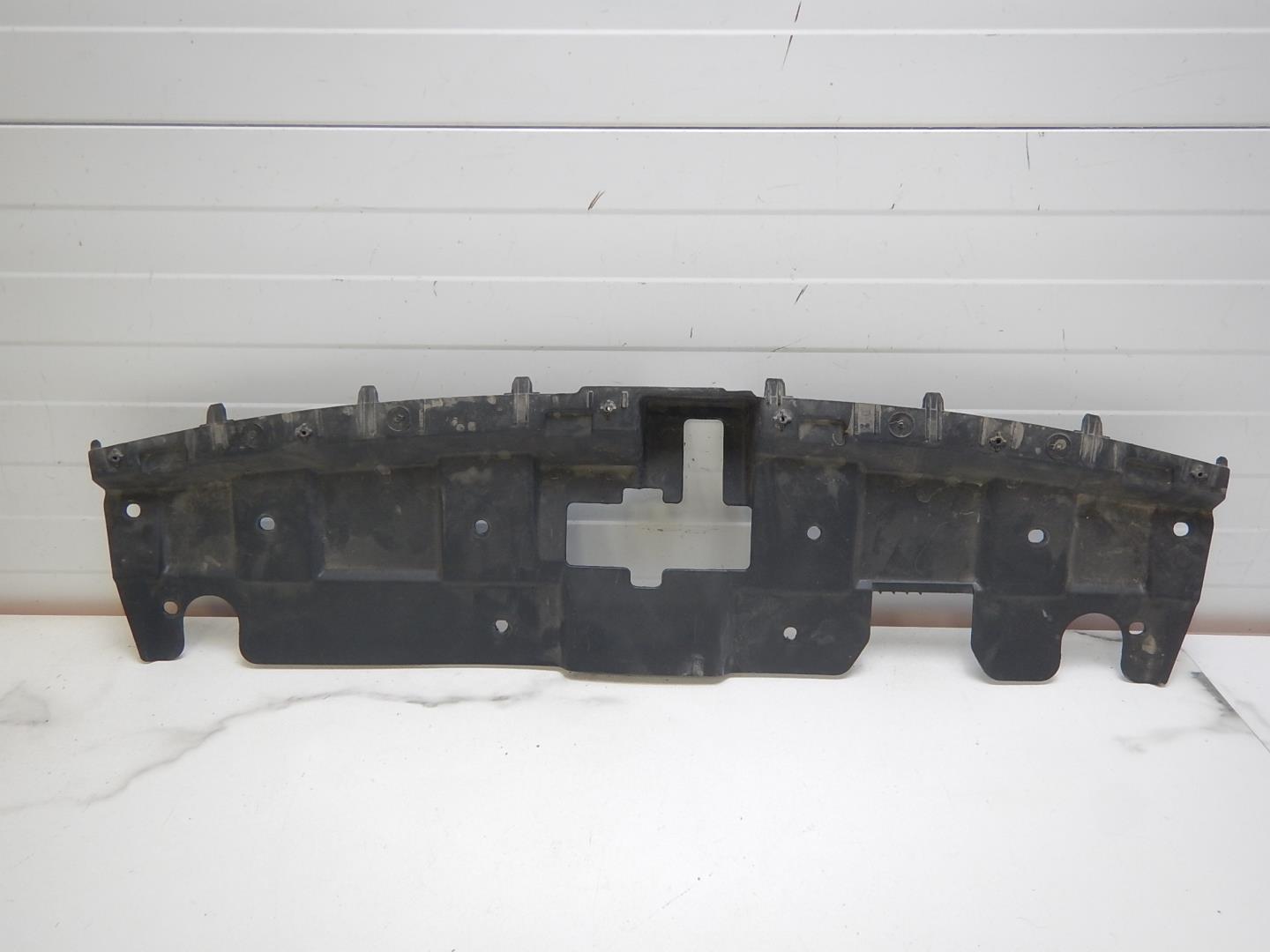 Кожух замка капота