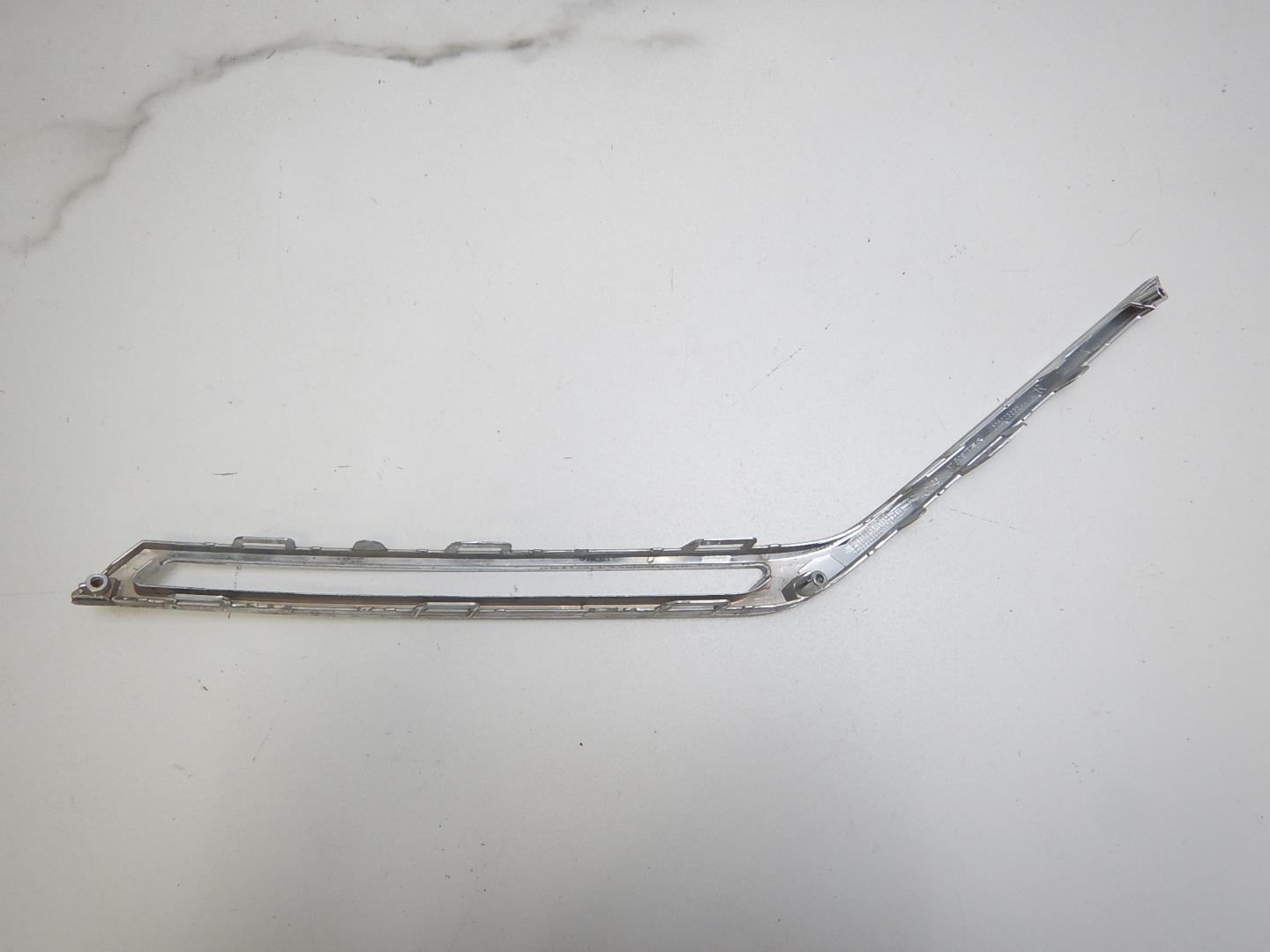 Молдинг переднего бампера правый