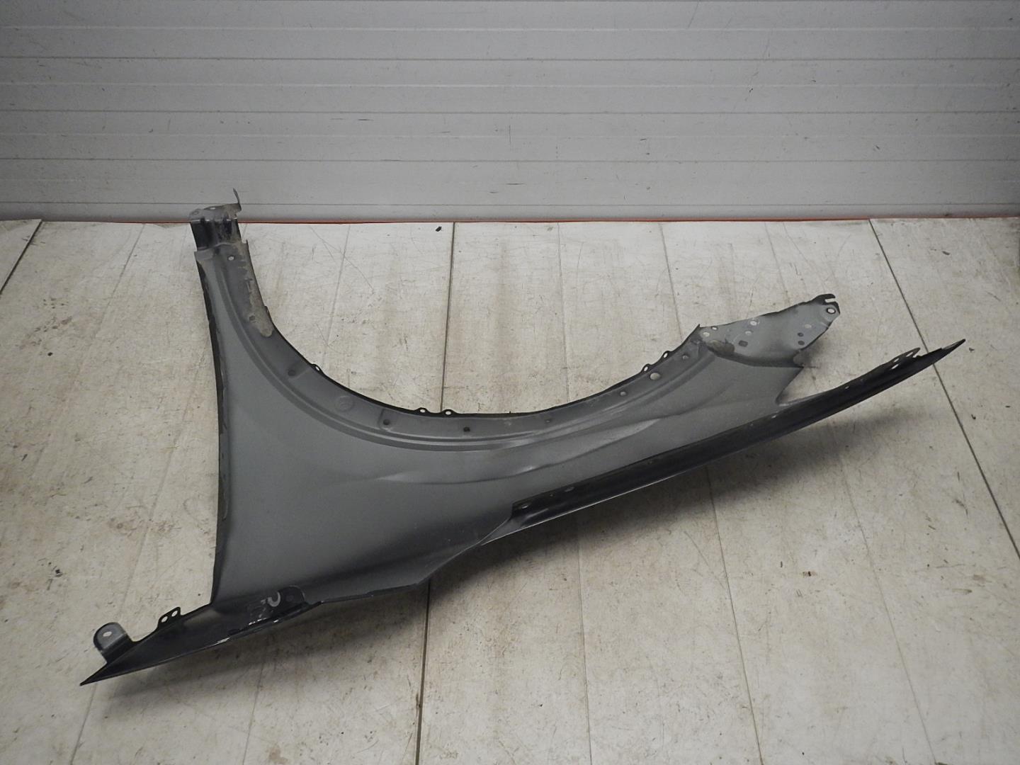 Крыло переднее правое