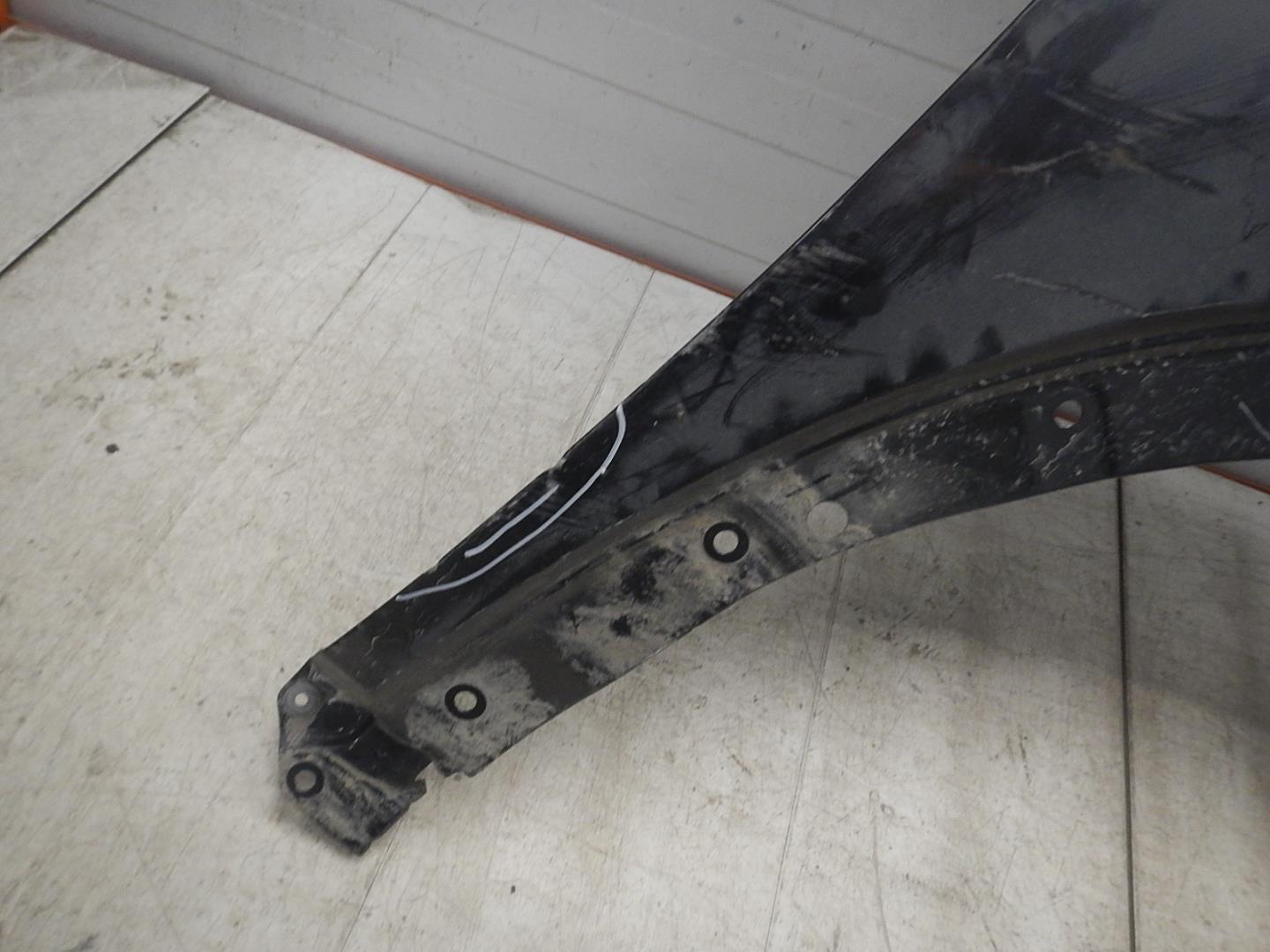 Крыло переднее правое