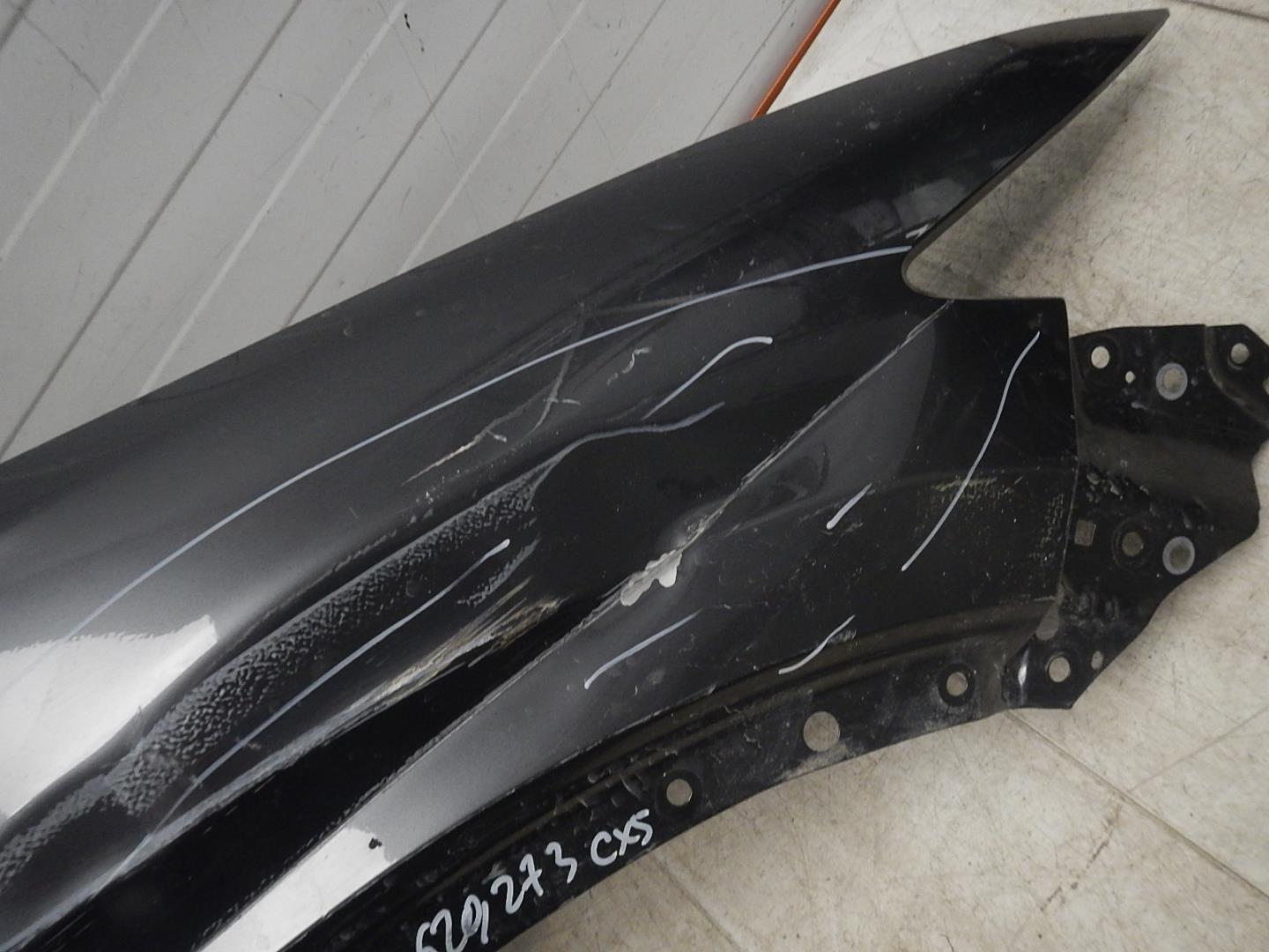 Крыло переднее правое