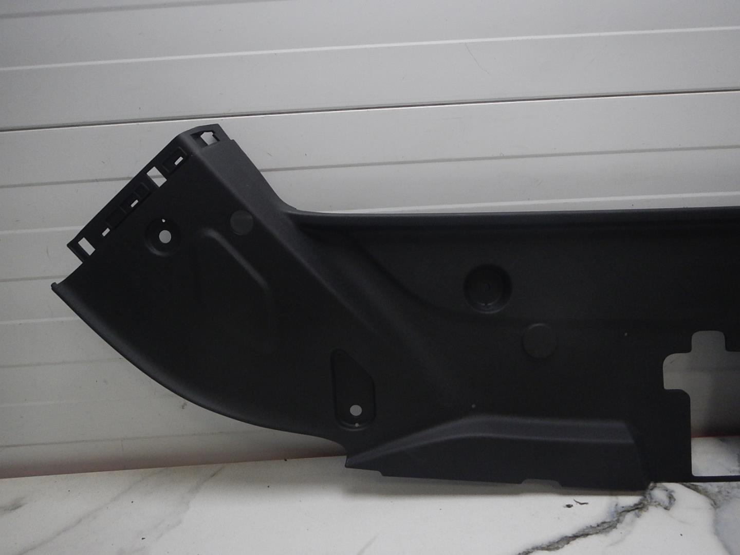 Кожух замка капота