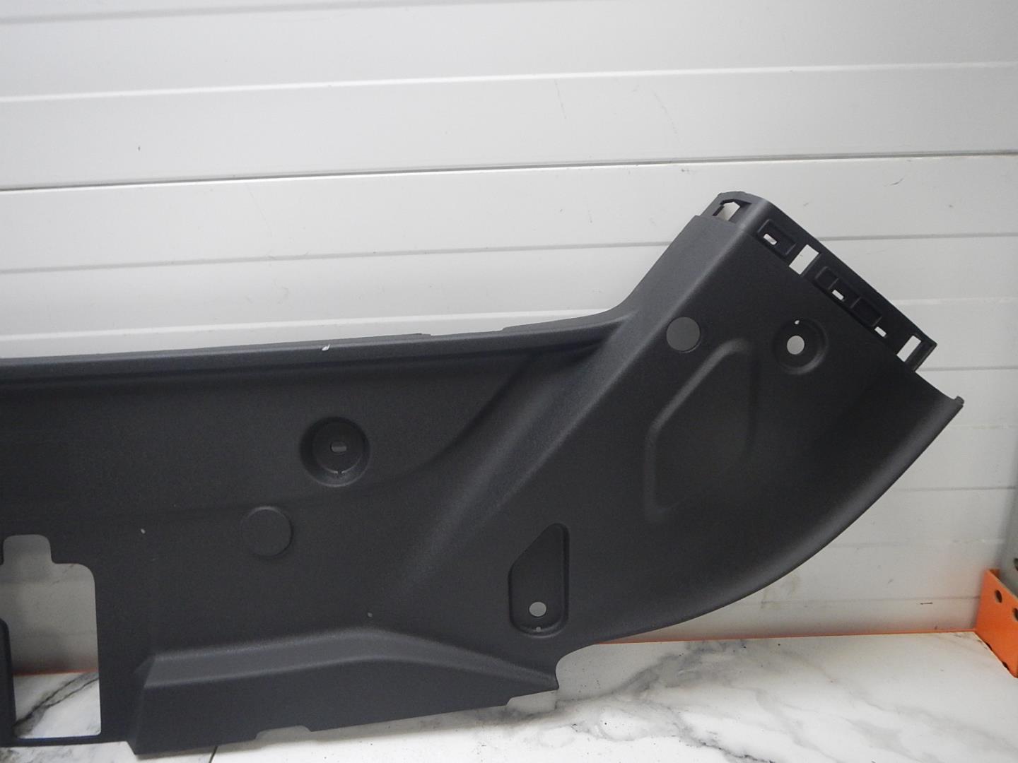 Кожух замка капота