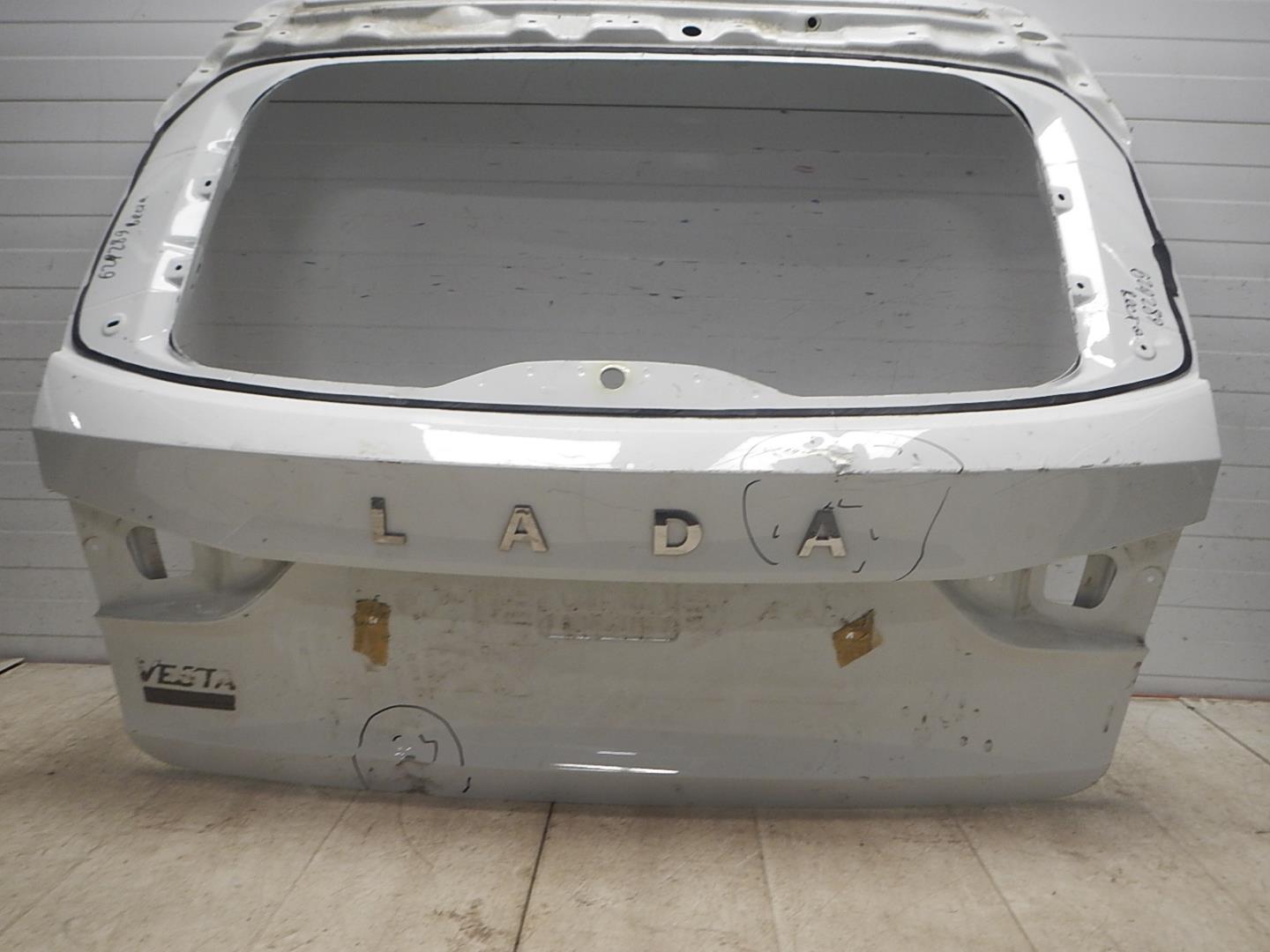 Дверь багажника