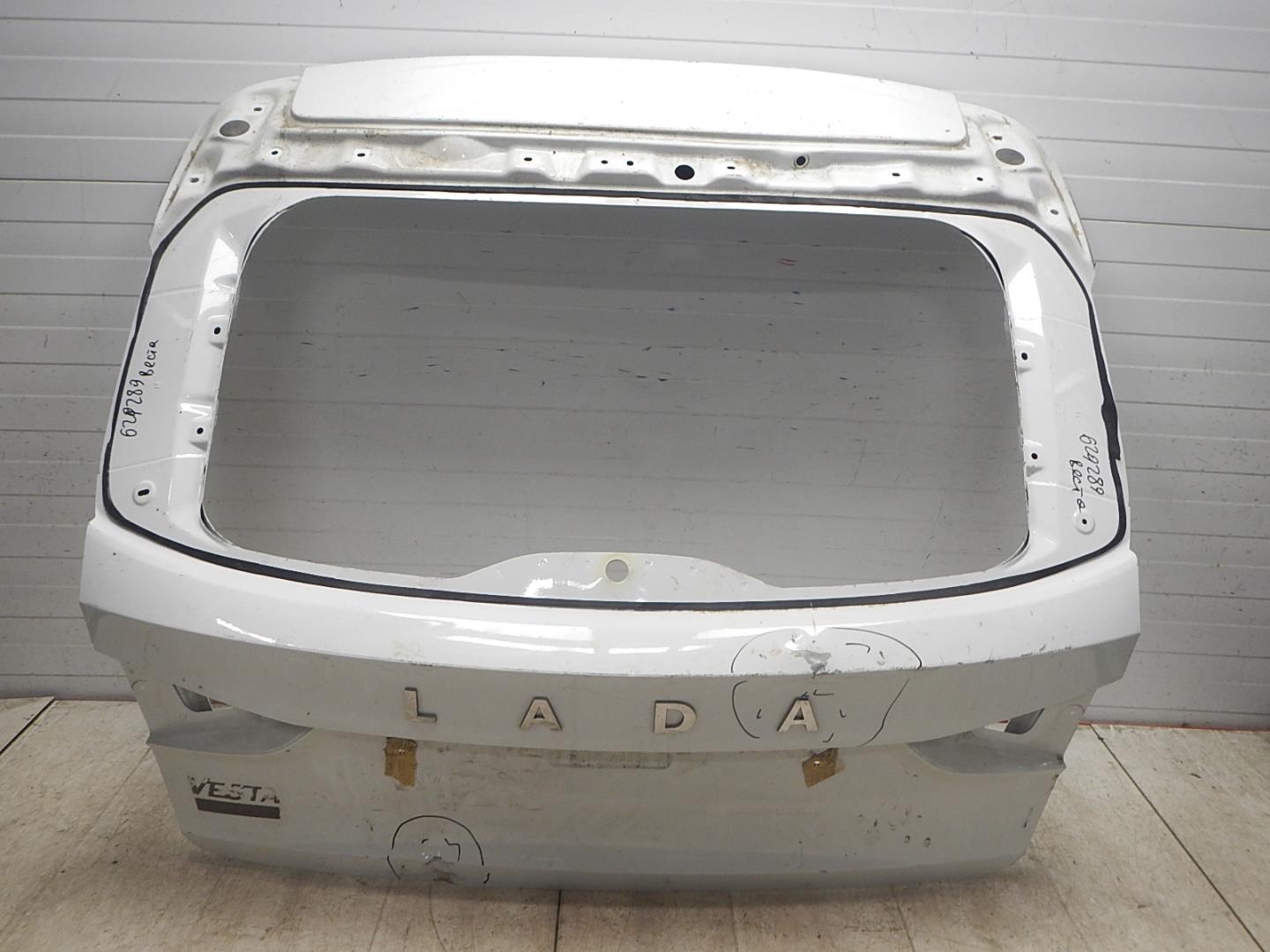 Дверь багажника