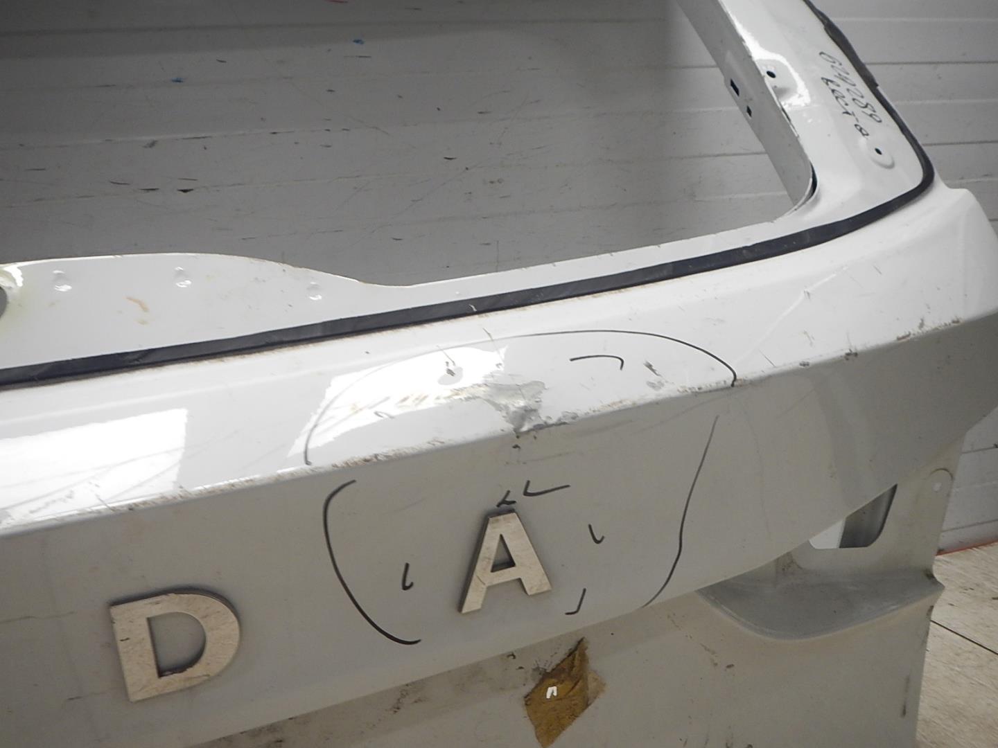 Дверь багажника