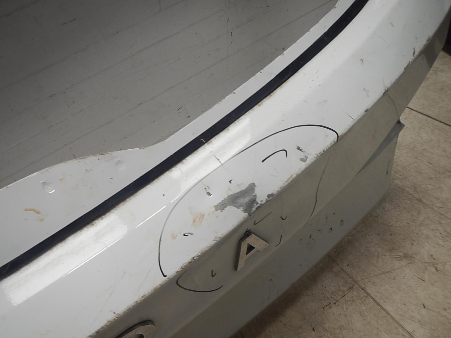 Дверь багажника