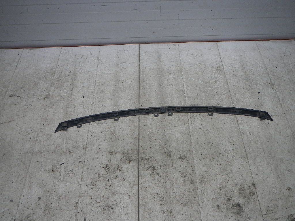 Молдинг переднего бампера