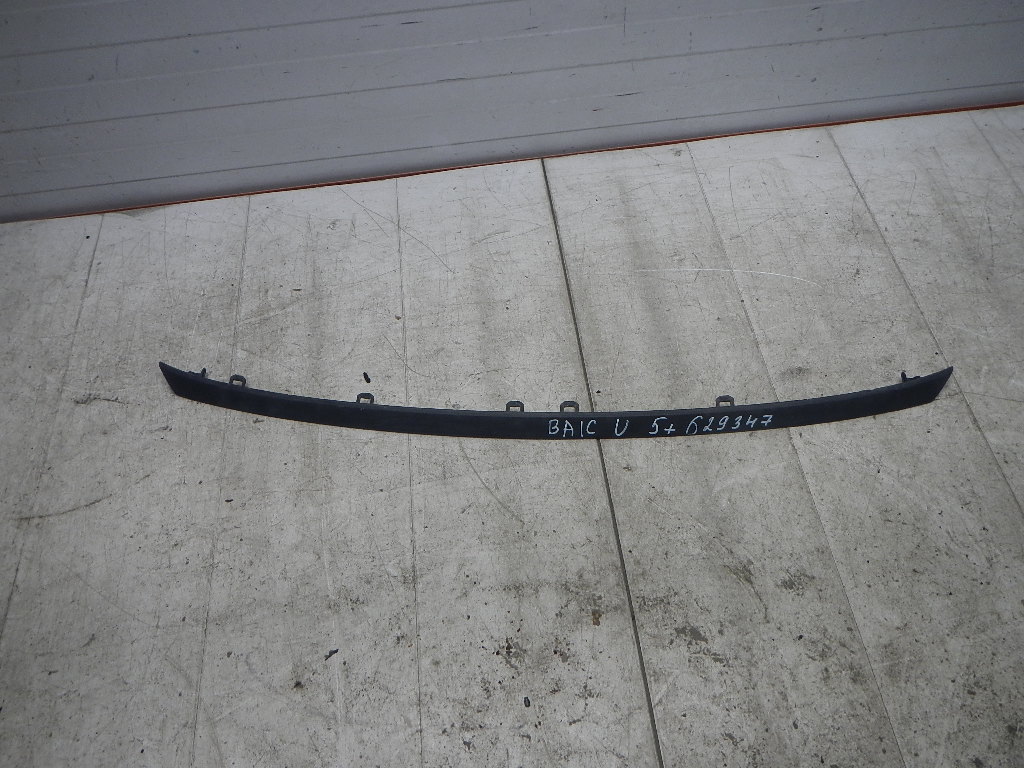 Молдинг переднего бампера