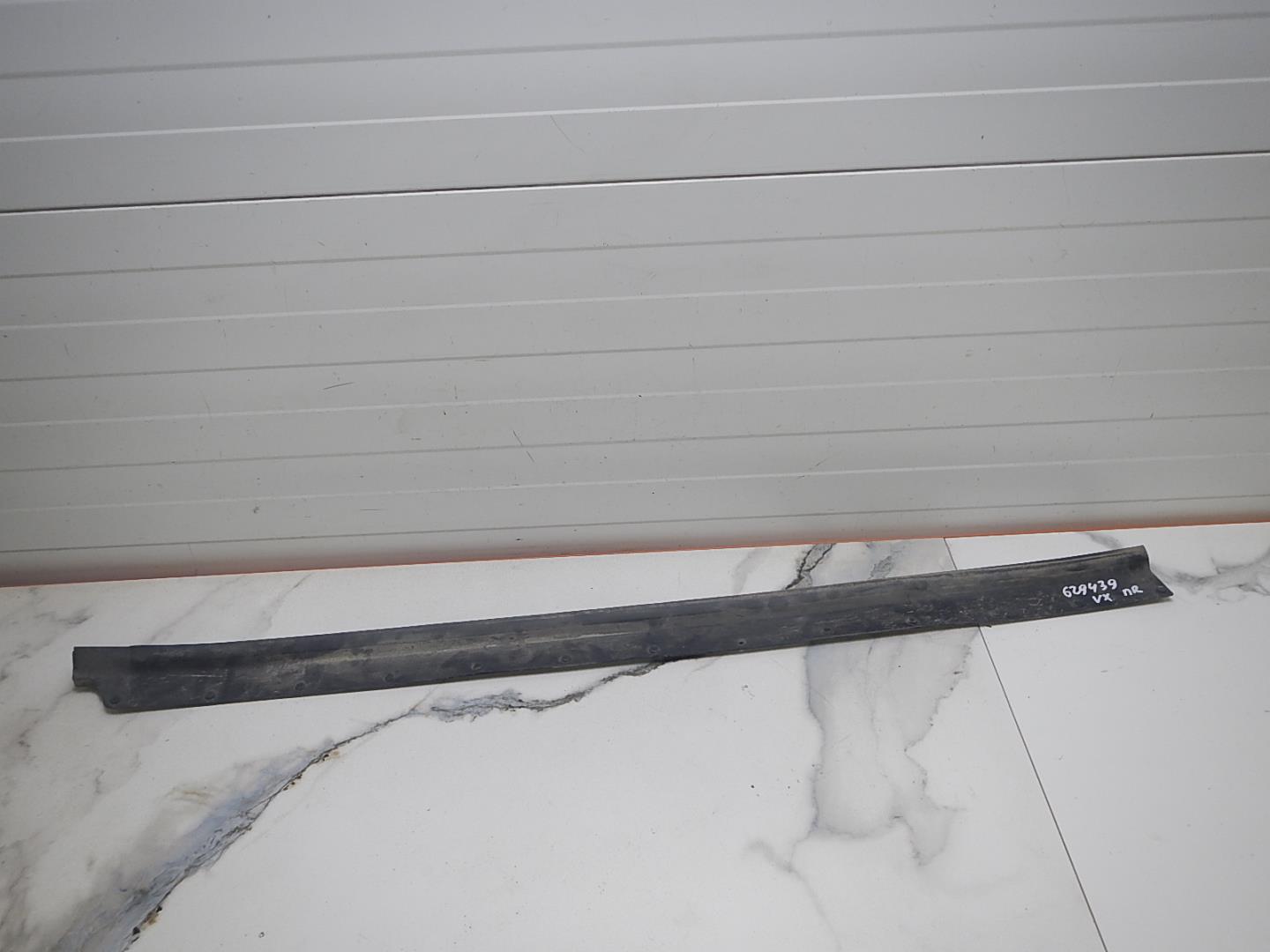 Уплотнитель передней правой двери