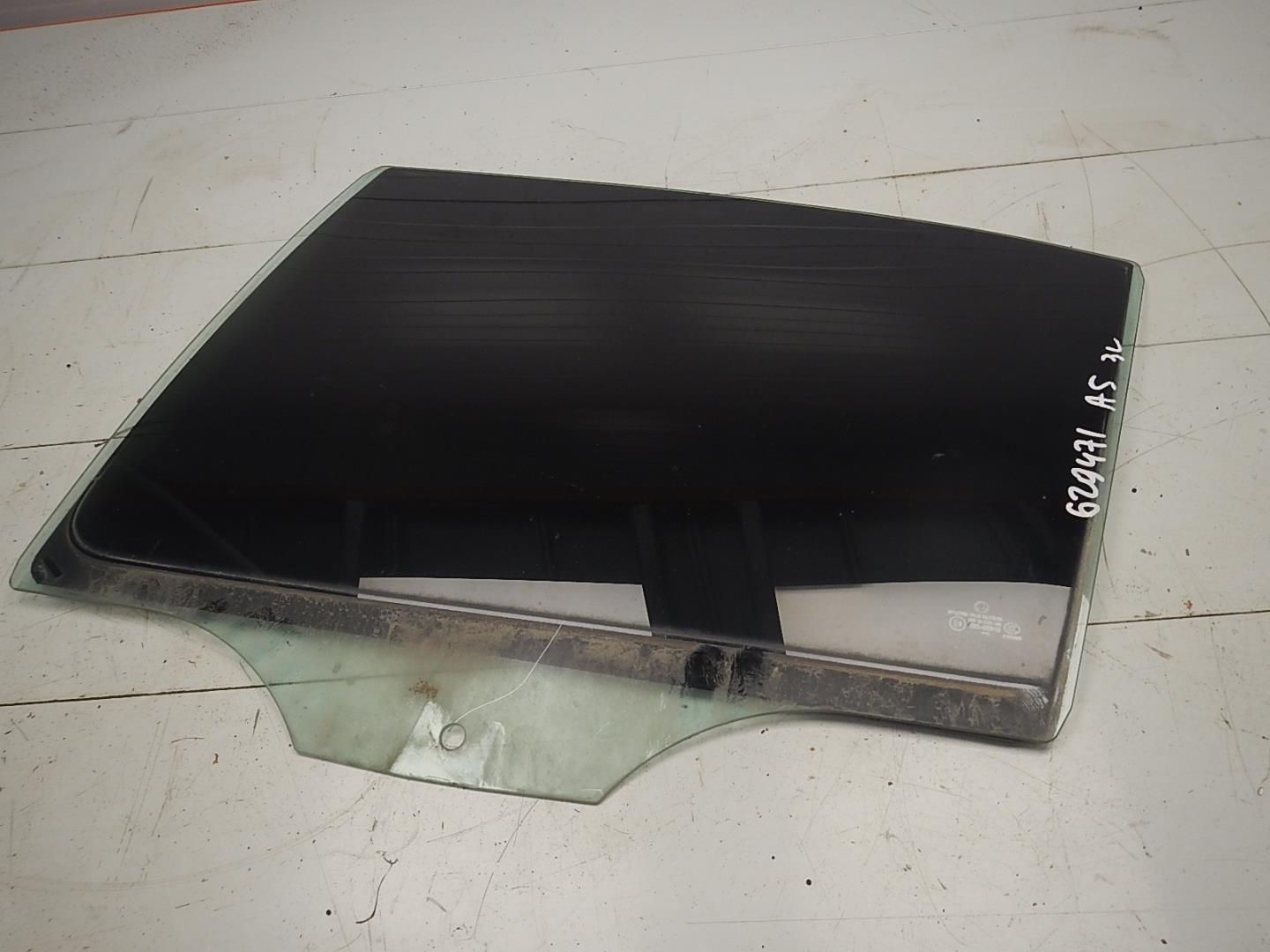 Стекло двери задней левой