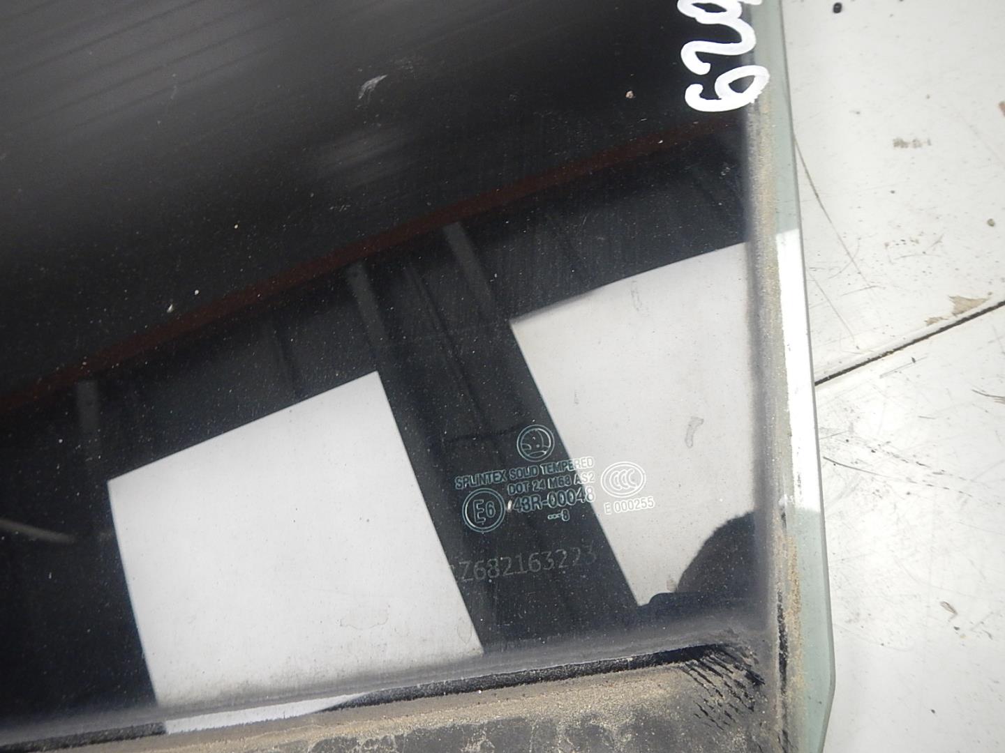 Стекло двери задней левой